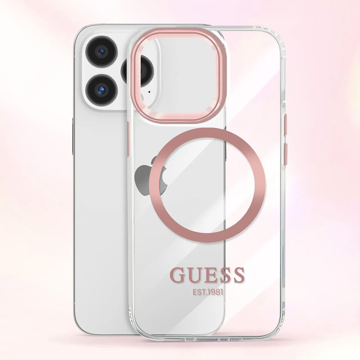 Un iPhone con una custodia Guess trasparente. La custodia ha un anello e un logo rosa. Sfondo rosa.