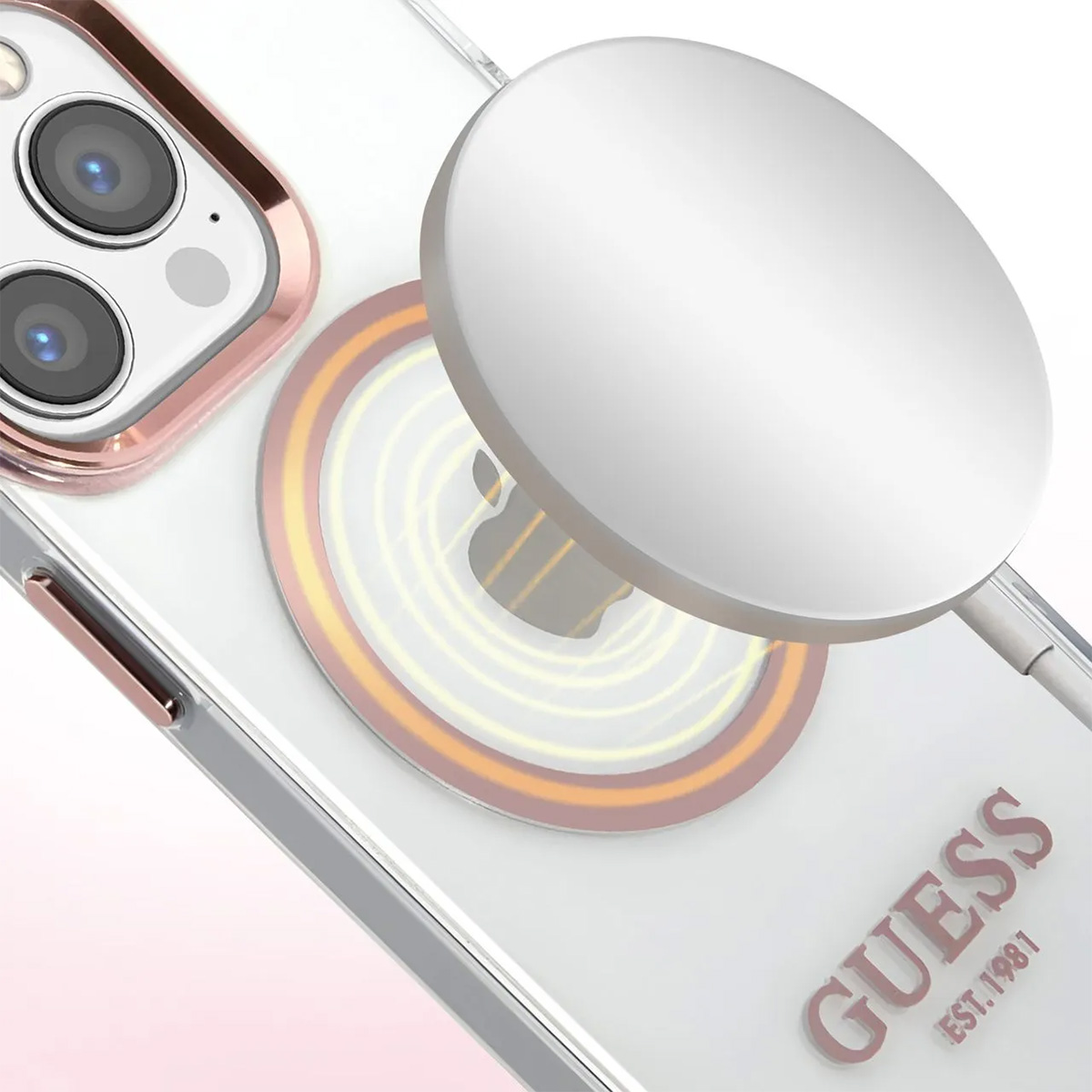 Custodia trasparente per iPhone con logo Guess. Un caricatore wireless bianco è posizionato sul telefono, mostrando il logo Apple.