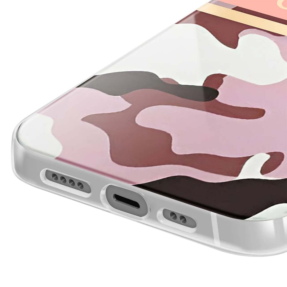 Primo piano di una custodia per telefono con un motivo mimetico rosa, marrone e bianco e un bordo trasparente. La parte inferiore presenta porte per altoparlanti e ricarica.