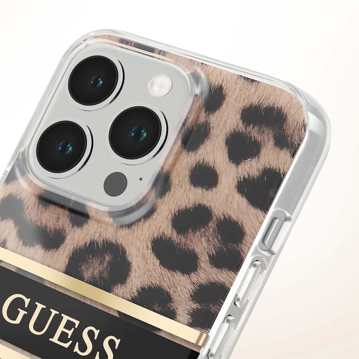 Primo piano di una custodia per telefono con motivo leopardato. Ha una cornice in plastica trasparente e il logo Guess.