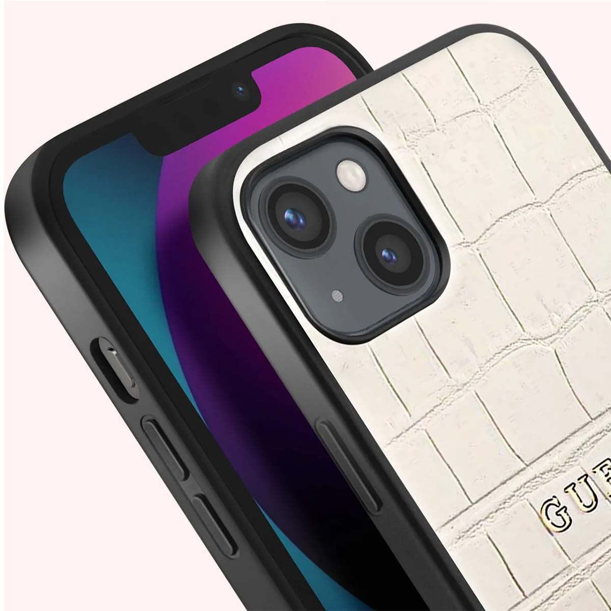 Due smartphone, uno nero, uno con custodia bianca a motivo coccodrillo. Il nero ha uno schermo viola. Sulla custodia bianca c'è scritto GUESS.