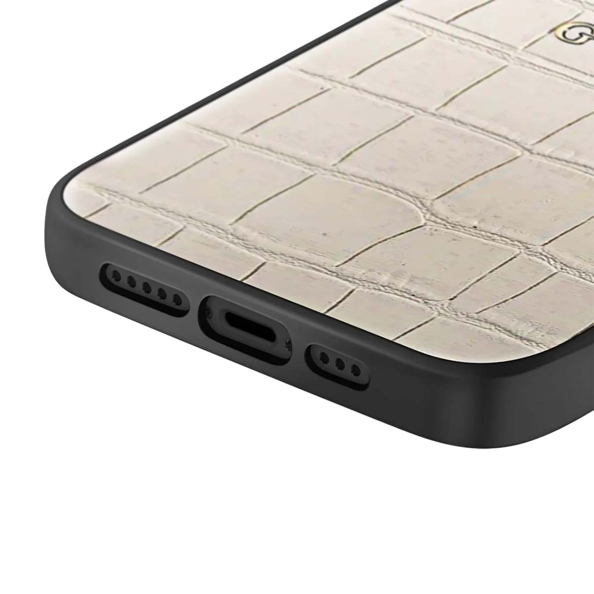 Primo piano di una custodia per telefono con superficie strutturata bianco sporco che ricorda la pelle di coccodrillo. La custodia ha un bordo nero e porte.