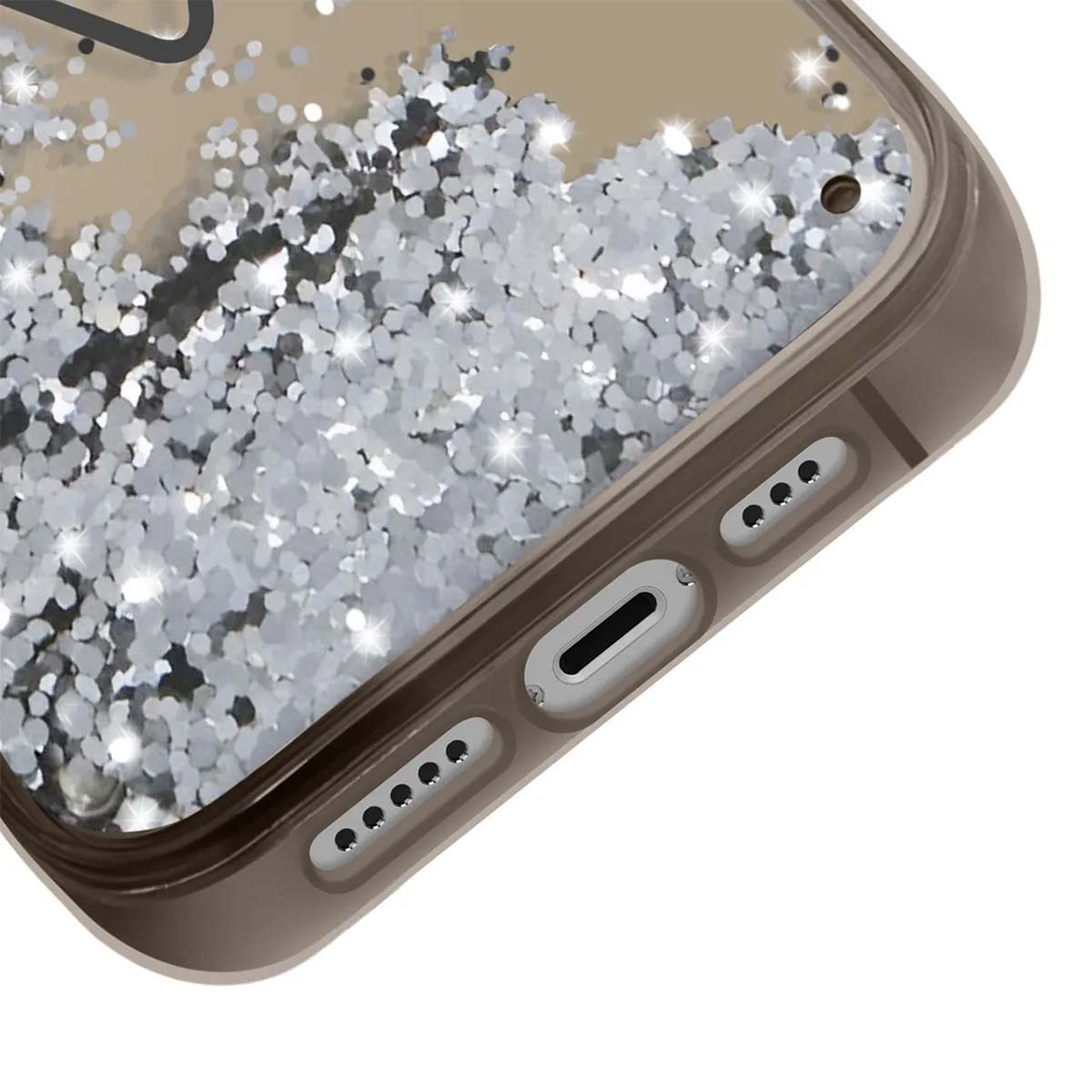 Primo piano di una custodia per telefono con glitter argentati e una cornice marrone. Sono visibili varie aperture per i pulsanti e la porta di ricarica.