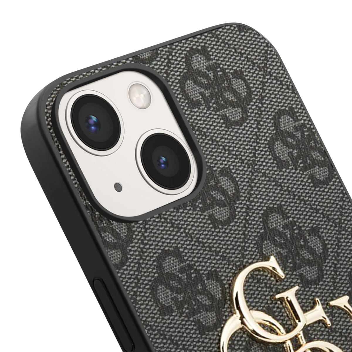 Primo piano di una custodia per telefono. La custodia è grigia con un motivo ripetuto. Il logo Guess dorato è visibile. Anche la fotocamera è visibile.