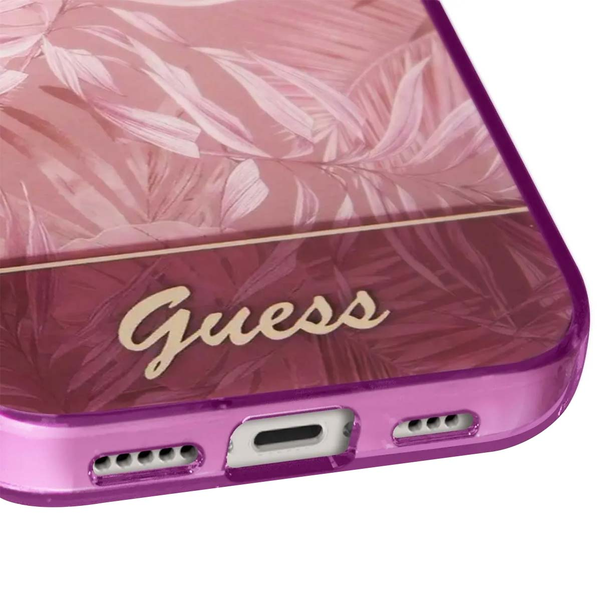 Nahaufnahme einer Handyhülle. Sie hat ein rosa Blumenmuster mit dem Wort 'Guess' darauf. Die Hülle hat eine leuchtende lila Farbe.