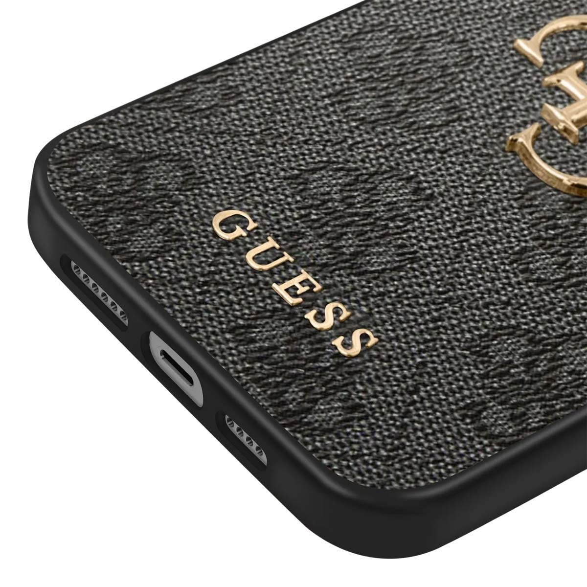 Nahaufnahme einer Handyhülle mit dem Guess-Logo. Die Hülle ist schwarz mit einem strukturierten Muster und goldfarbenen Buchstaben.