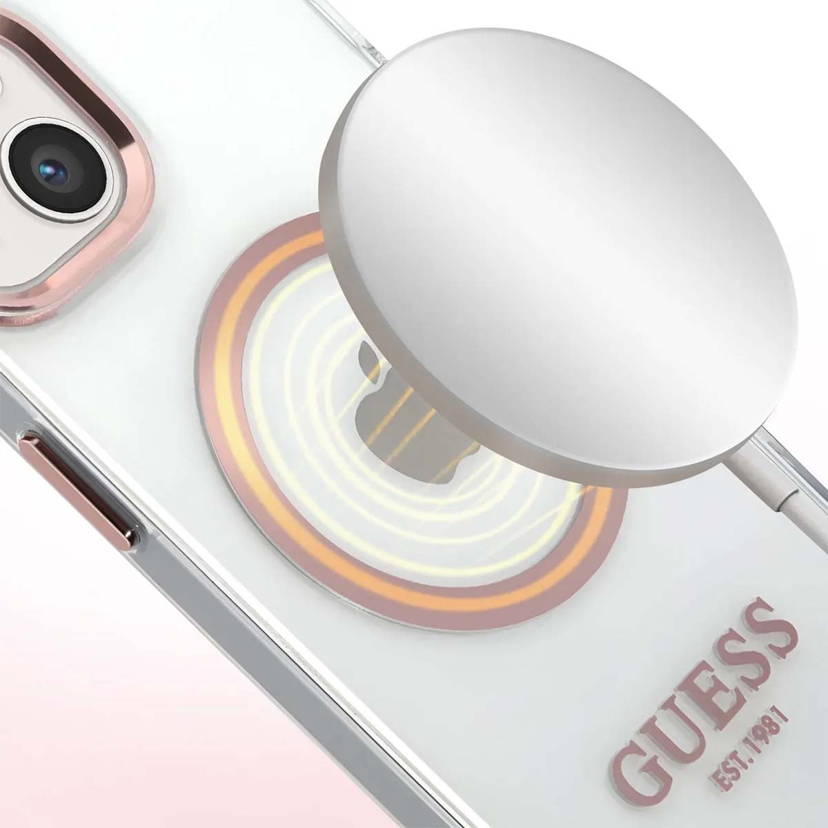 Un telefono con custodia trasparente e logo Guess è in carica con un caricatore bianco. Il caricabatterie è sopra il telefono.