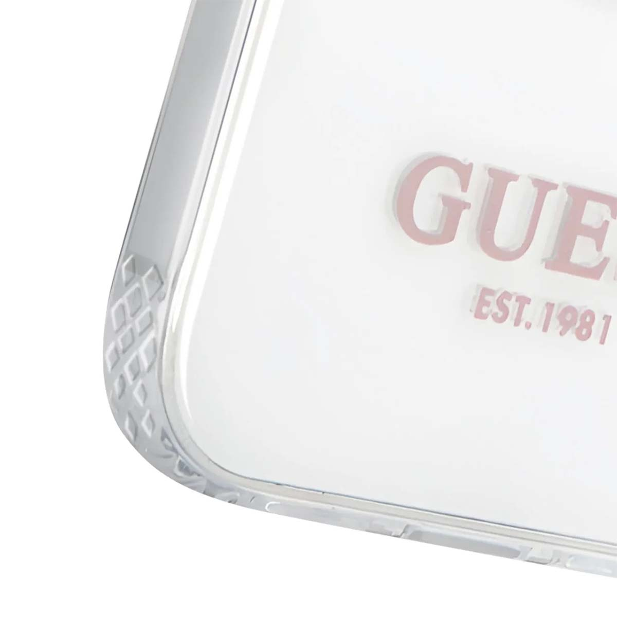 Una custodia trasparente per telefono con la scritta GUESS e EST. 1981 in rosa. La custodia ha un lato a fantasia.
