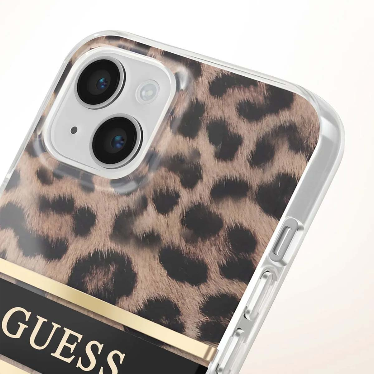 Primo piano di una custodia per telefono con un motivo leopardato. La custodia presenta anche il logo Guess e un bordo trasparente.