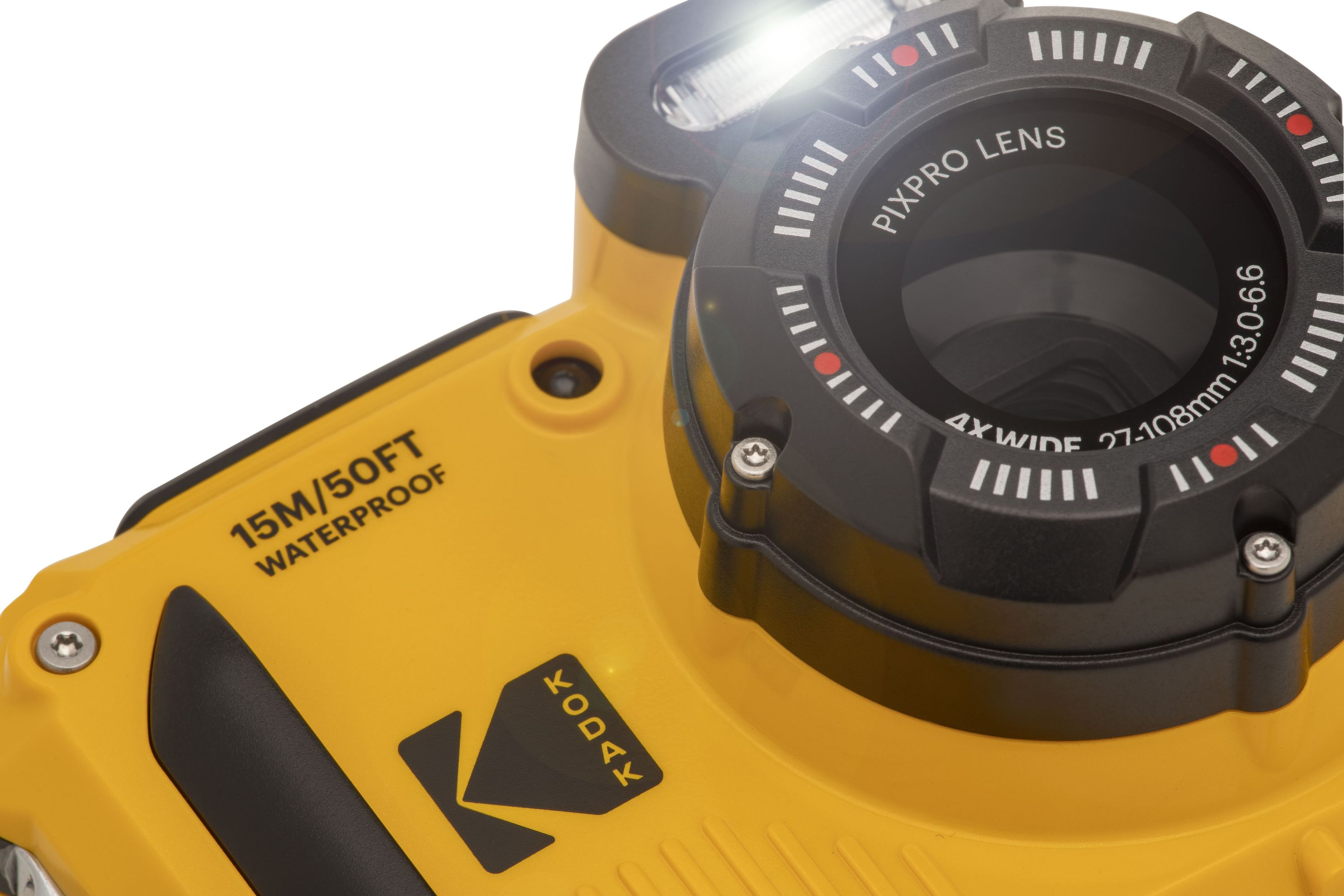 Żółty aparat Kodak Pixpro, czarny obiektyw z białym tekstem i czerwonymi akcentami, lampa błyskowa na górze. Mówi 15M/50FT WODOODPORNY.