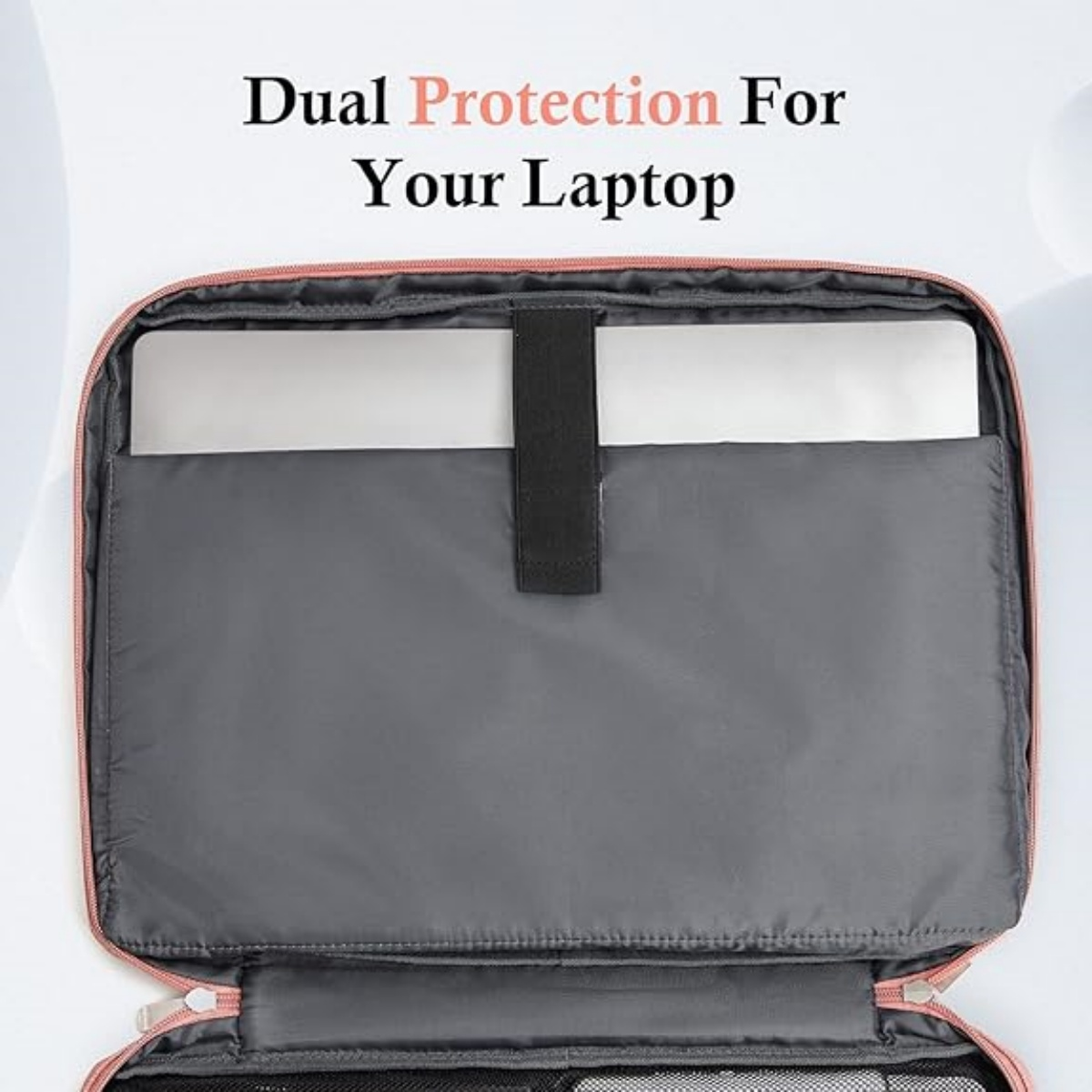Offene Laptoptasche. Grauer Innenraum, rosa Besatz, schwarzer Riemen. Weißer Laptop innen. Text: Dualer Schutz für Ihren Laptop.