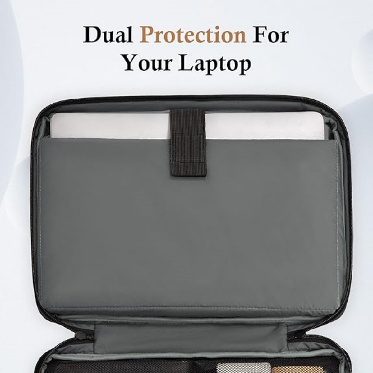 Offene Laptoptasche mit Laptop. Graue Tasche mit schwarzem Riemen, Text 'Dual Protection For Your Laptop'.
