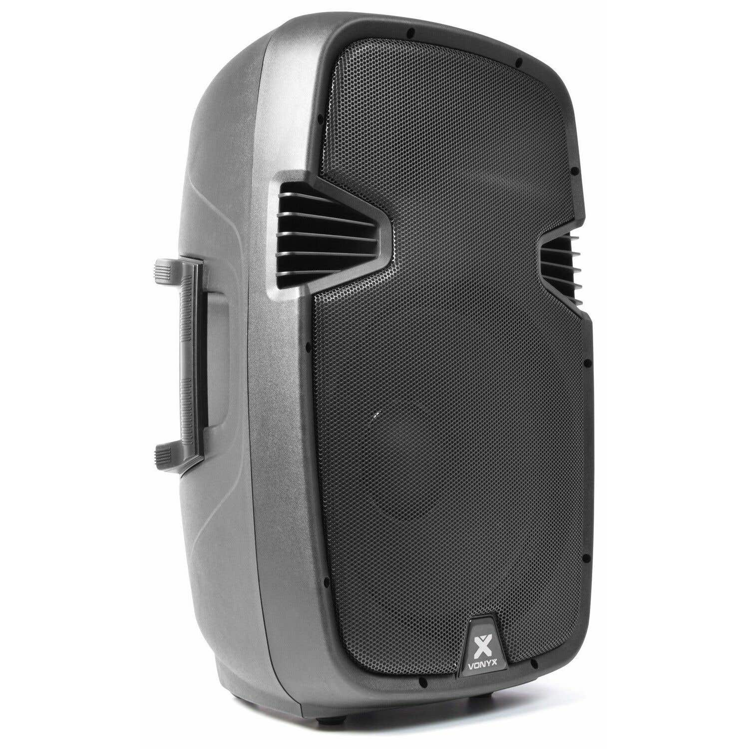 Un altavoz Vonyx gris sobre un fondo blanco. Tiene una rejilla de altavoz negra y un asa lateral. El logotipo del altavoz es visible.