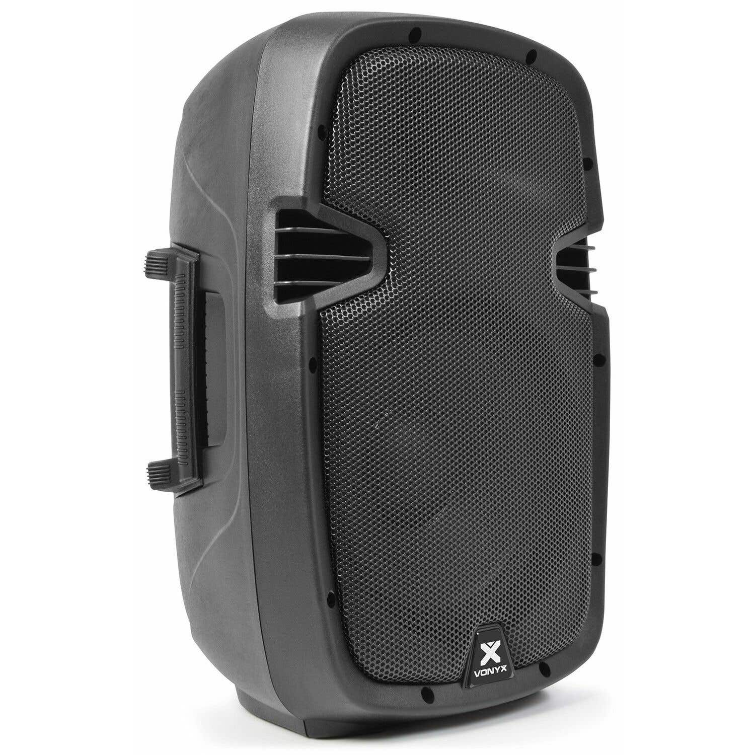 Un altavoz negro Vonyx. Tiene una rejilla frontal, ventilaciones laterales, un asa y el logotipo de Vonyx. Se encuentra sobre un fondo blanco.