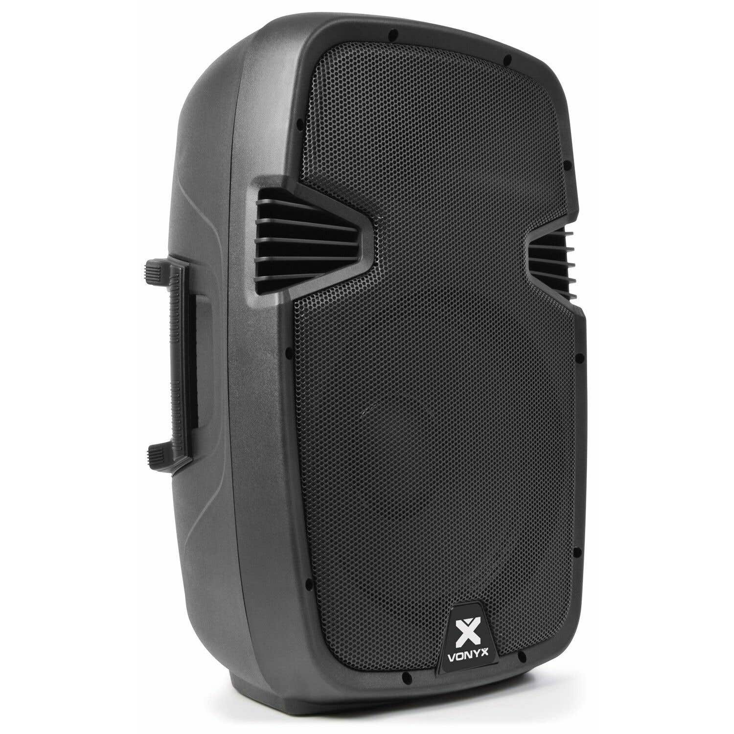 Un altavoz Vonyx negro sobre un fondo blanco. Tiene una rejilla frontal, un asa y el logotipo de Vonyx. Está en ángulo.