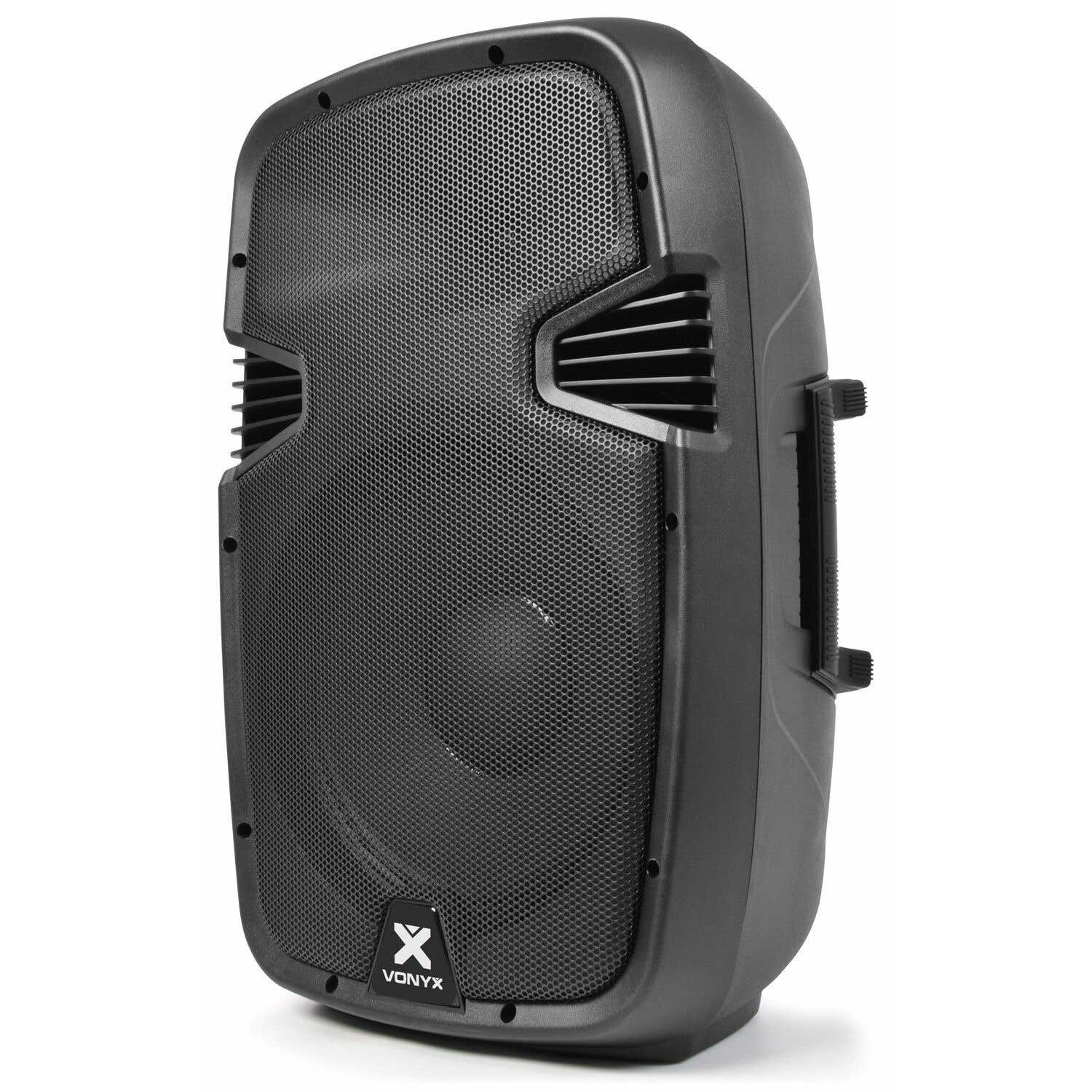 Un altavoz Vonyx negro. Tiene una parte frontal de malla, ventilaciones, un asa y el logotipo de Vonyx. El altavoz está sobre un fondo blanco.
