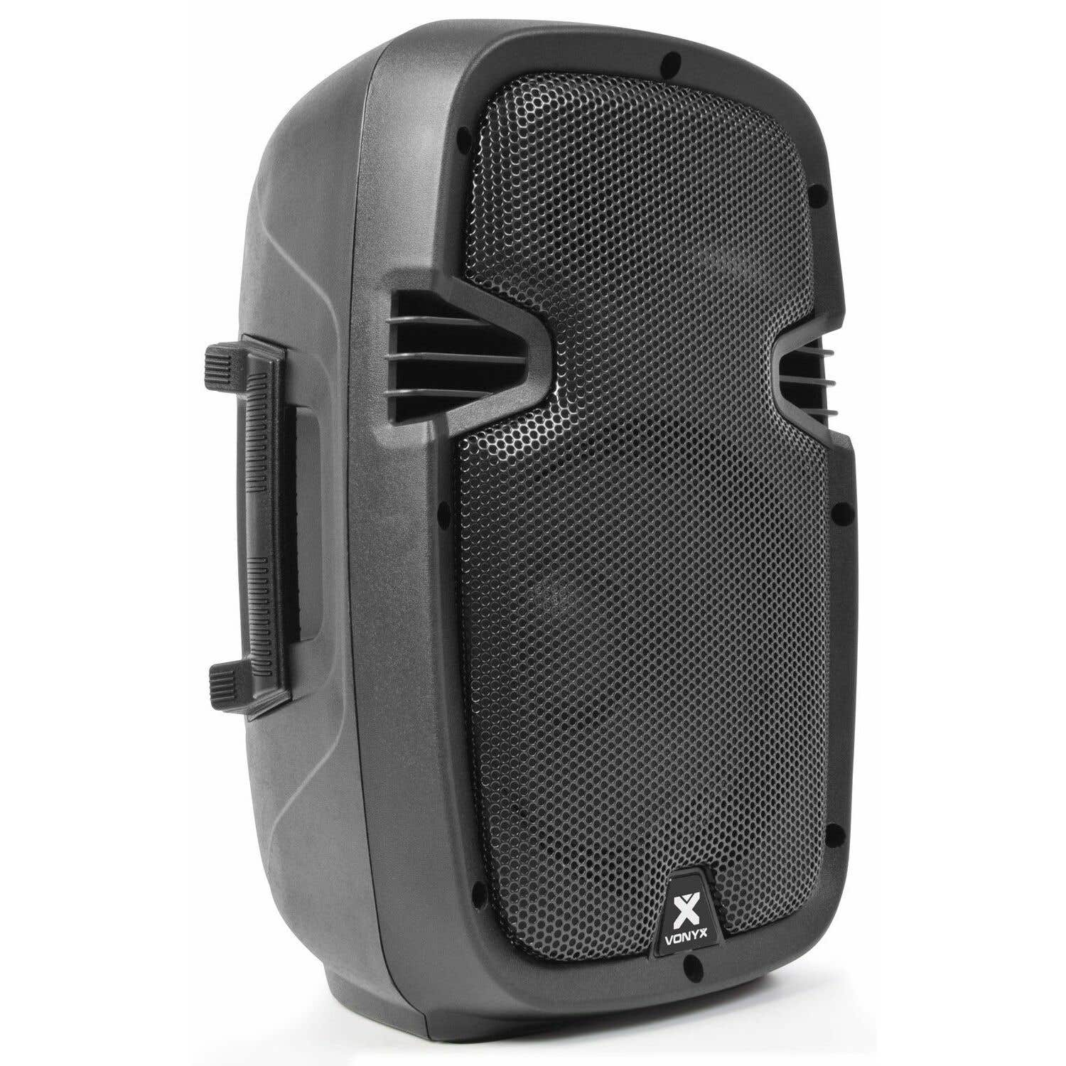 Un altavoz Vonyx negro. Tiene un asa en el lateral y una rejilla frontal. El logotipo de Vonyx está en la parte inferior.