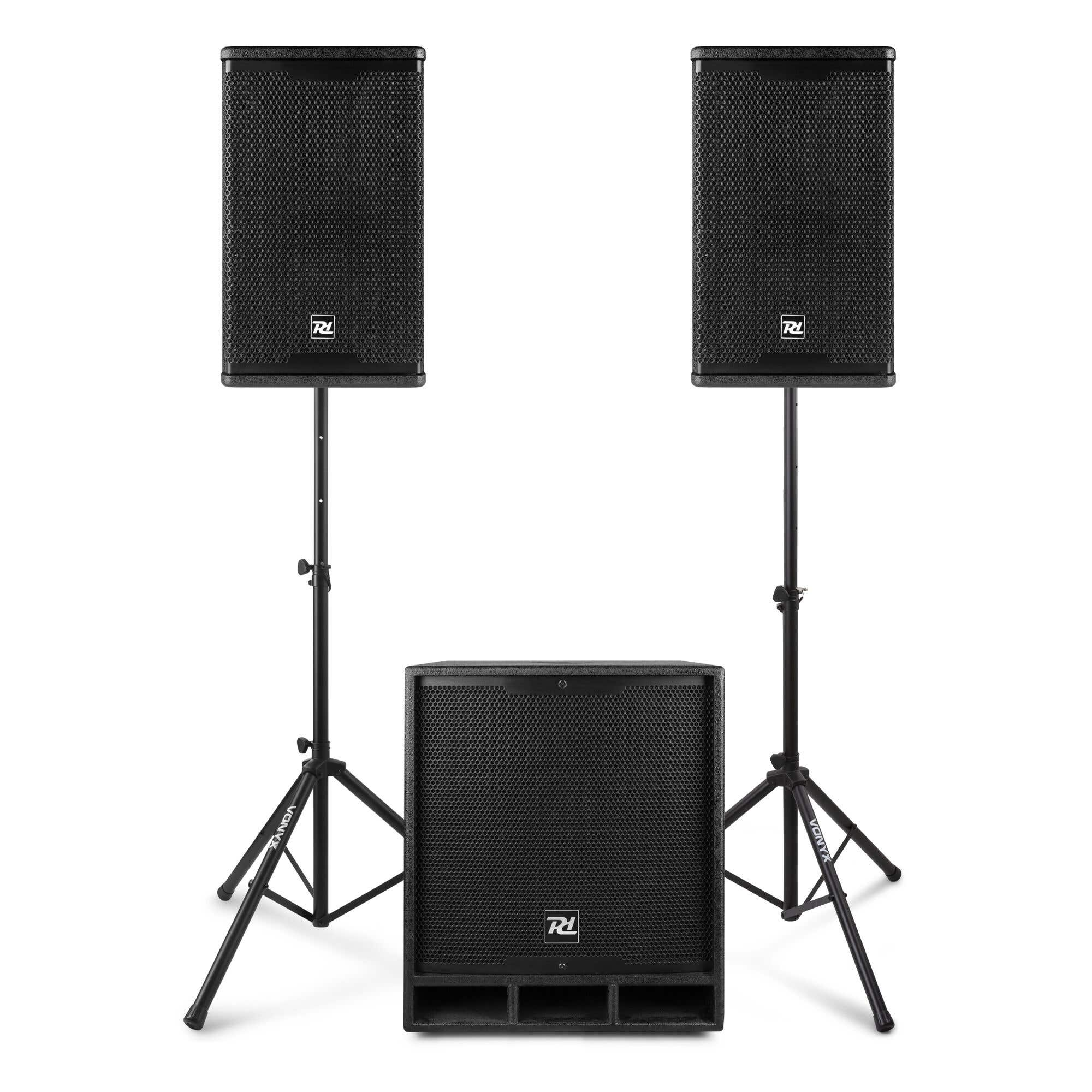 Tres altavoces negros: dos en soportes y un subwoofer. Todo sobre fondo blanco.