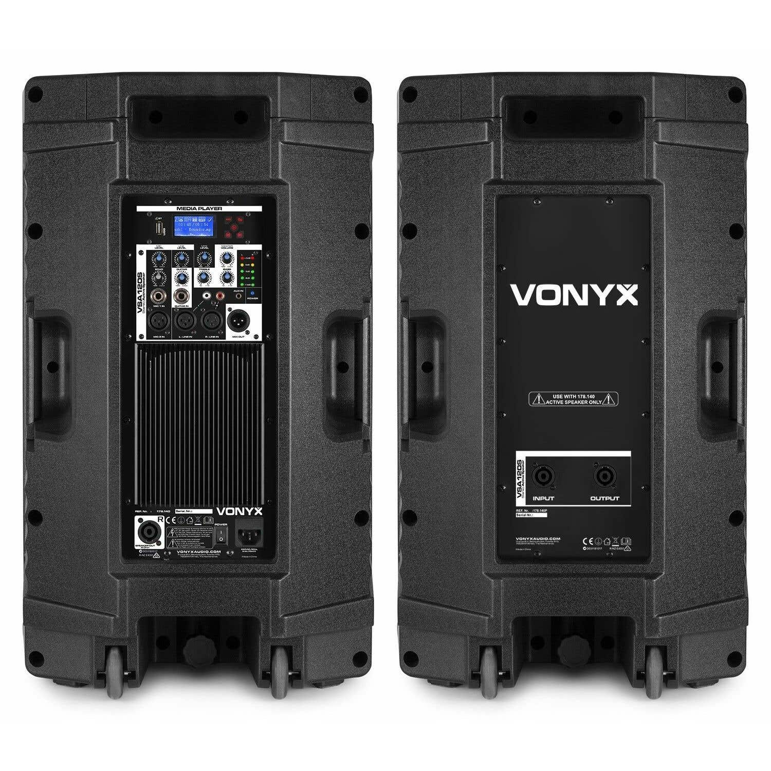 Dos respaldos negros de altavoces Vonyx. Uno muestra controles y una pantalla, el otro tiene puertos de entrada/salida. Ambos tienen ruedas.
