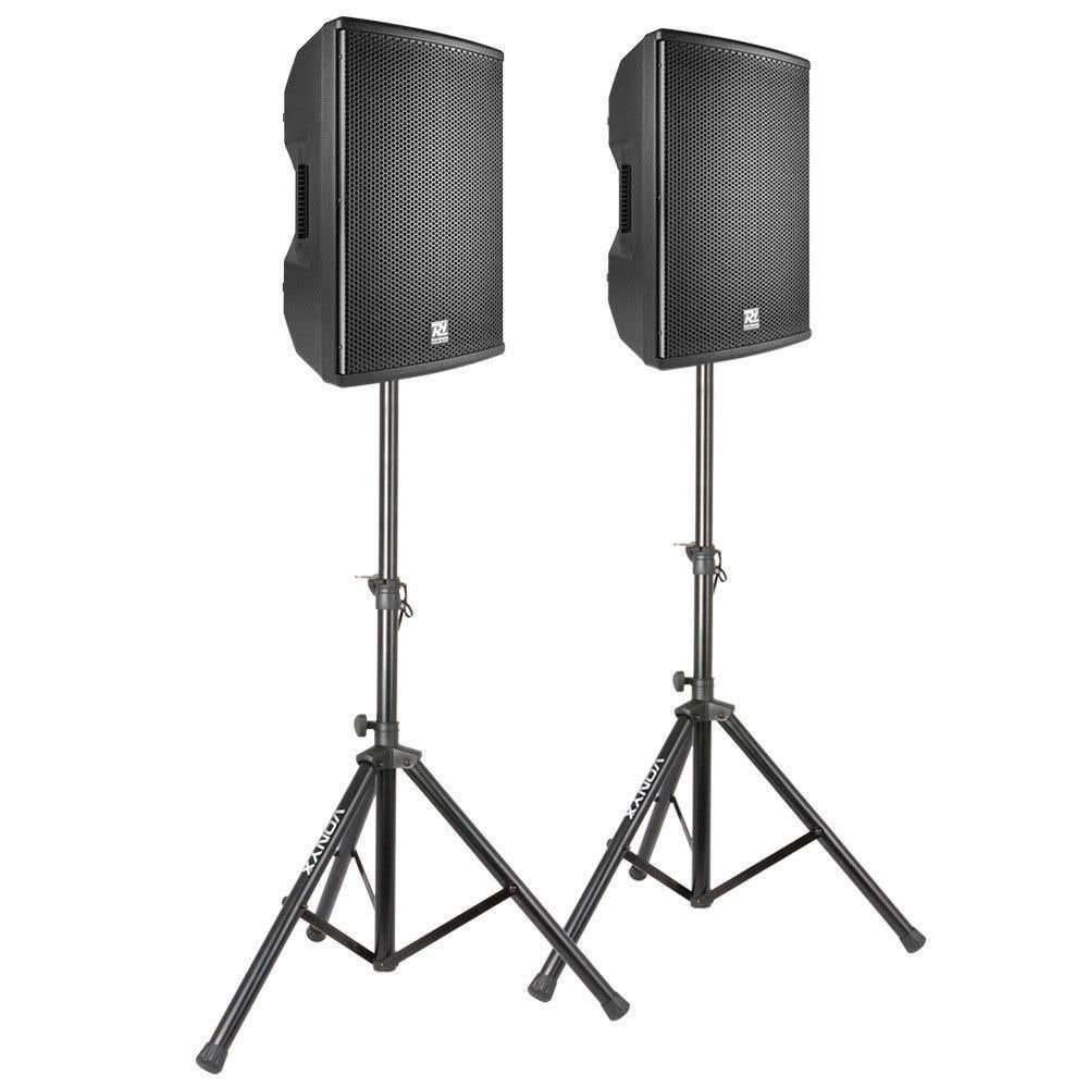 Dos altavoces negros sobre soportes en un fondo blanco. Cada altavoz tiene una parte frontal de malla cuadrada y está sobre un trípode negro.