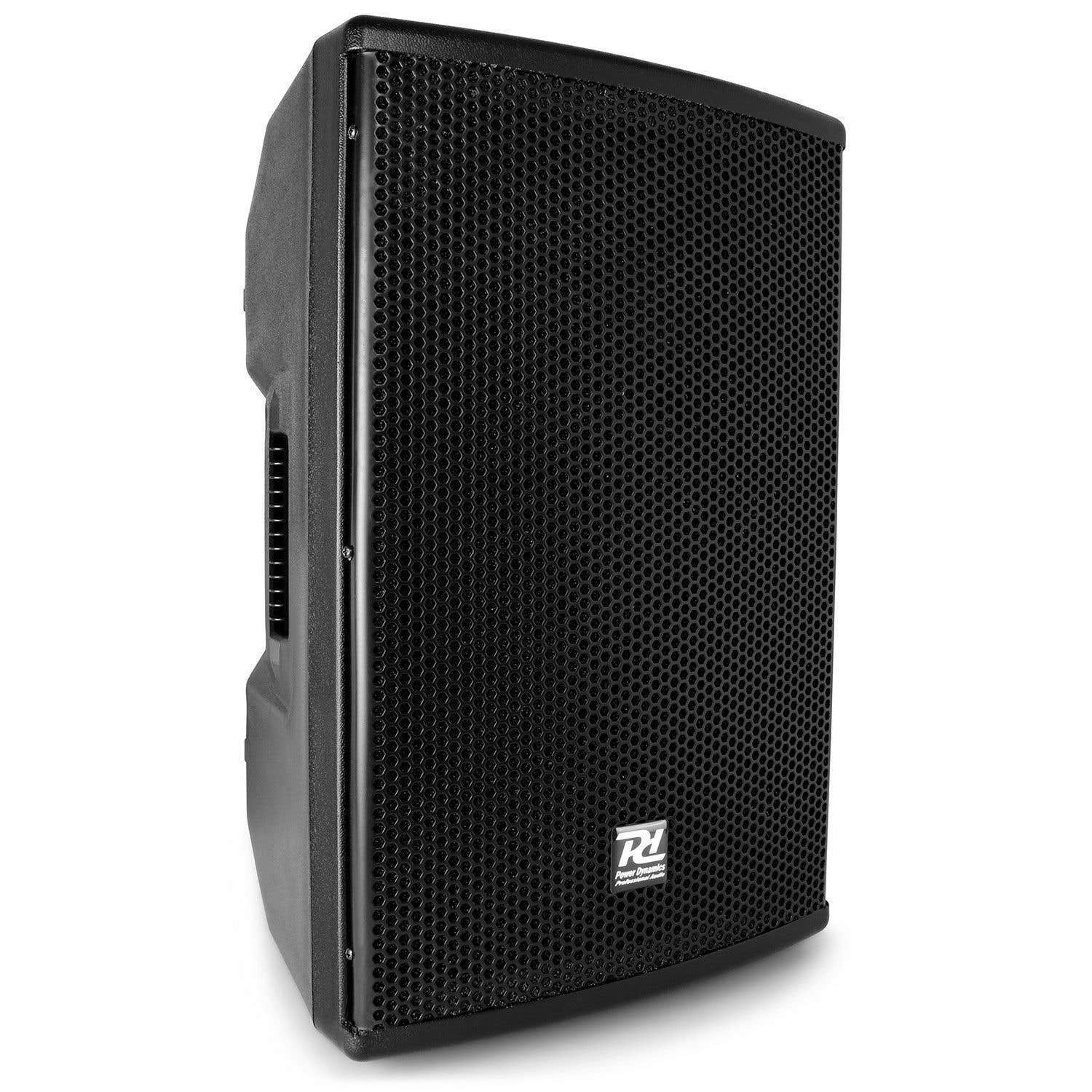 Un altavoz negro con una rejilla frontal. El altavoz tiene el logotipo de Power Dynamics. Se encuentra sobre una superficie blanca.