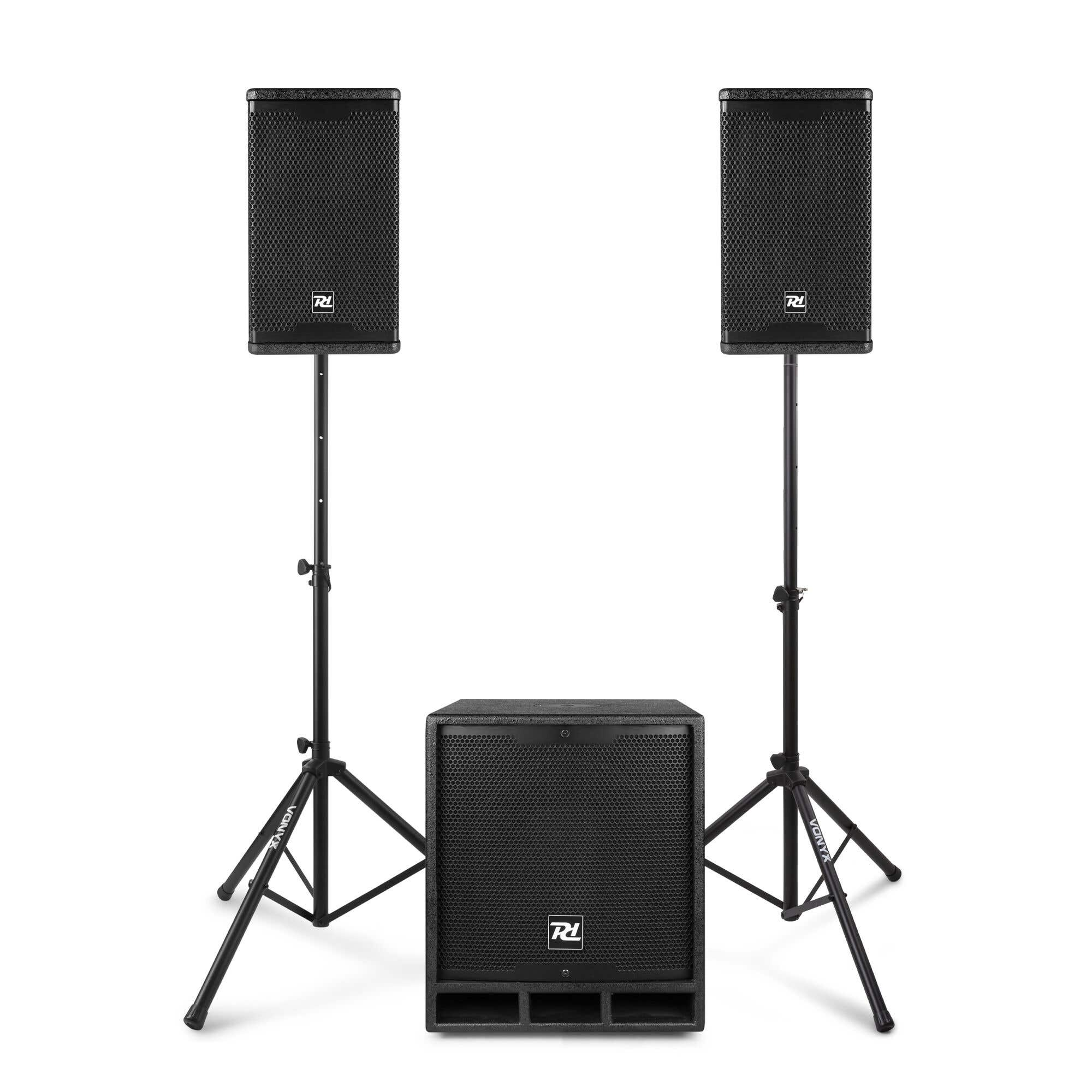 Dos altavoces negros sobre soportes flanquean un subwoofer. Todos están sobre un fondo blanco. Los altavoces tienen el logotipo RL.