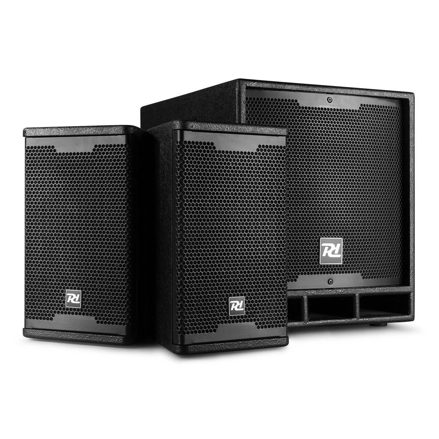 Tres altavoces negros de diferentes tamaños, con rejillas de panal y el logo 'R' y 'L' visibles en cada uno.
