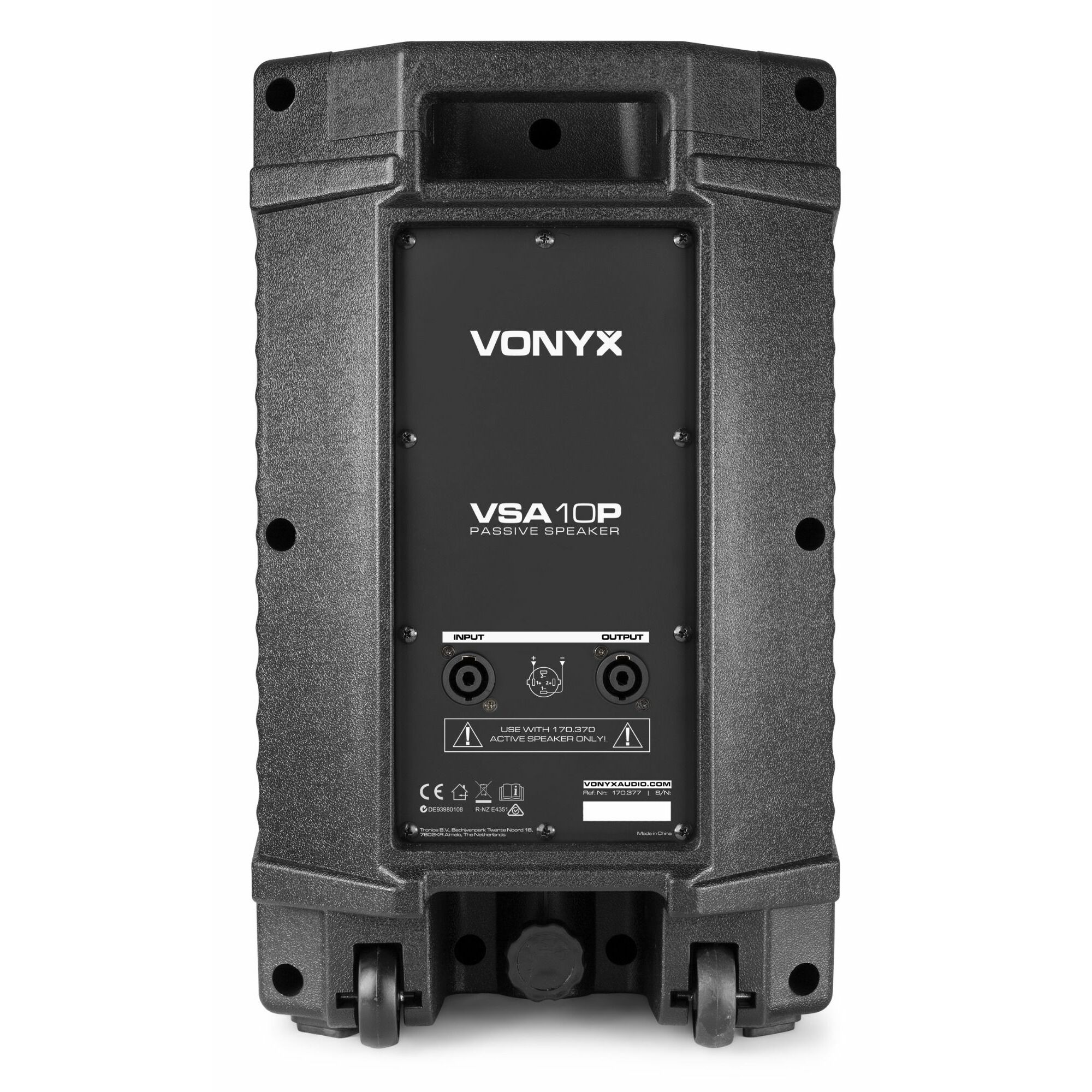 Altavoz pasivo Vonyx VSA10P negro. Cuenta con puertos de entrada/salida, señales de advertencia y el logotipo de Vonyx. Tiene ruedas.