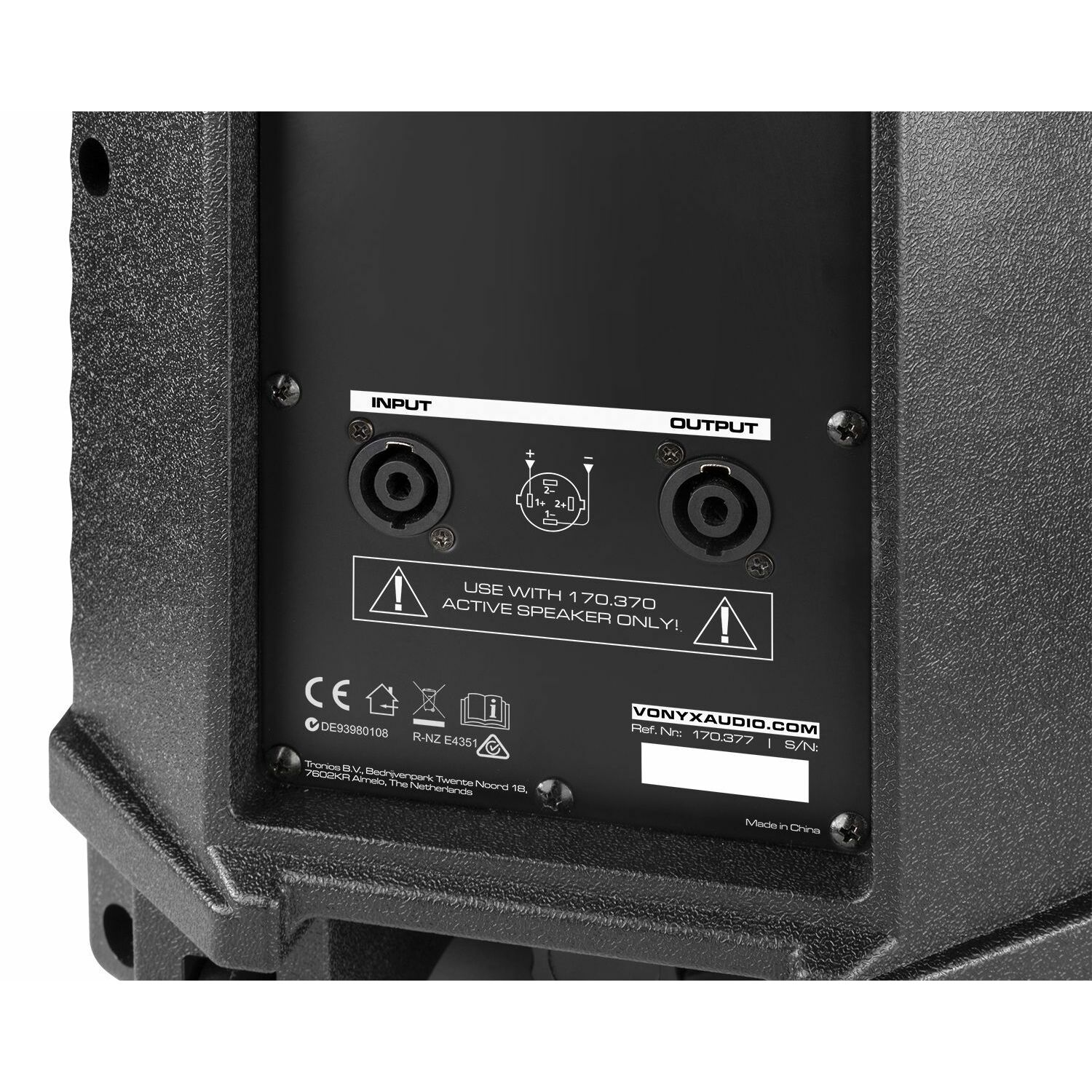 Panel trasero negro de altavoz con puertos de entrada y salida, símbolos de advertencia y texto como 'Vonyx Audio' y 'Made in China'.