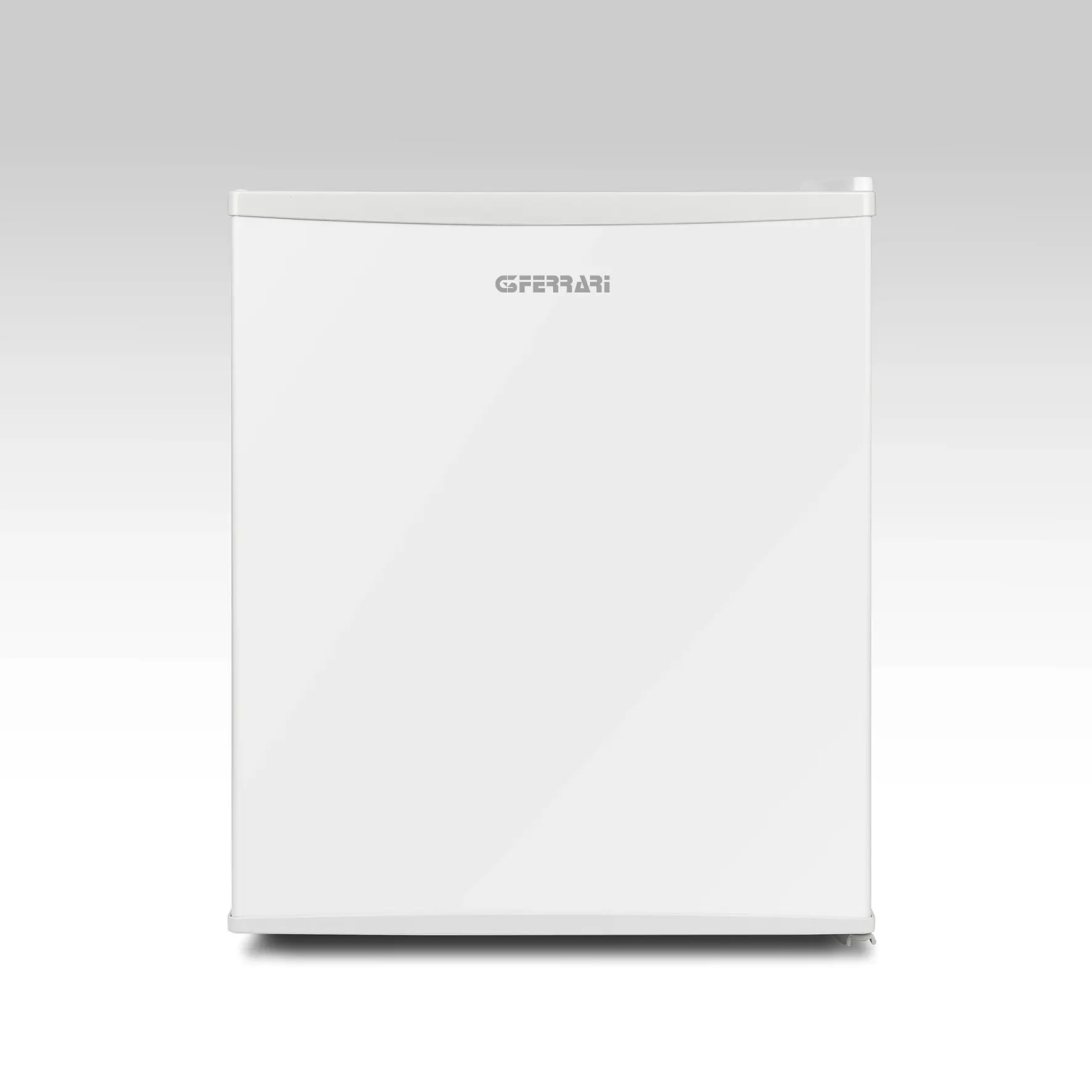 Un mini-frigorifero bianco con il marchio GFERRARI sul davanti. È centrato su uno sfondo bianco.