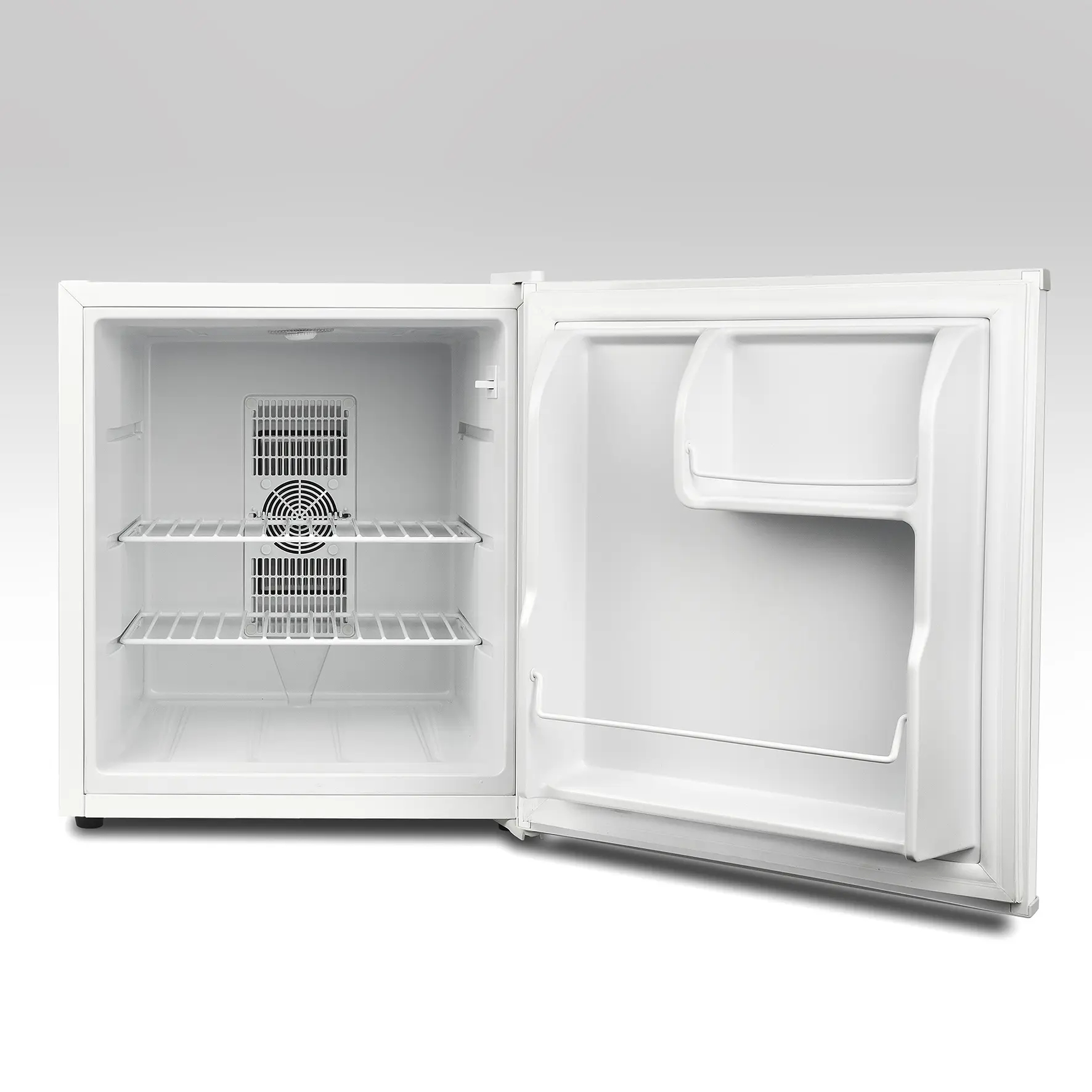 Un mini-frigorifero bianco con la porta aperta. All'interno ci sono ripiani e un sistema di raffreddamento. La porta ha un ripiano. Lo sfondo è bianco.