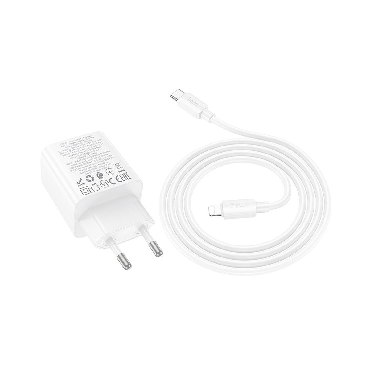 Een witte telefoonlader en kabel liggen op een wit oppervlak. De lader heeft twee pinnen. De kabel is opgerold.