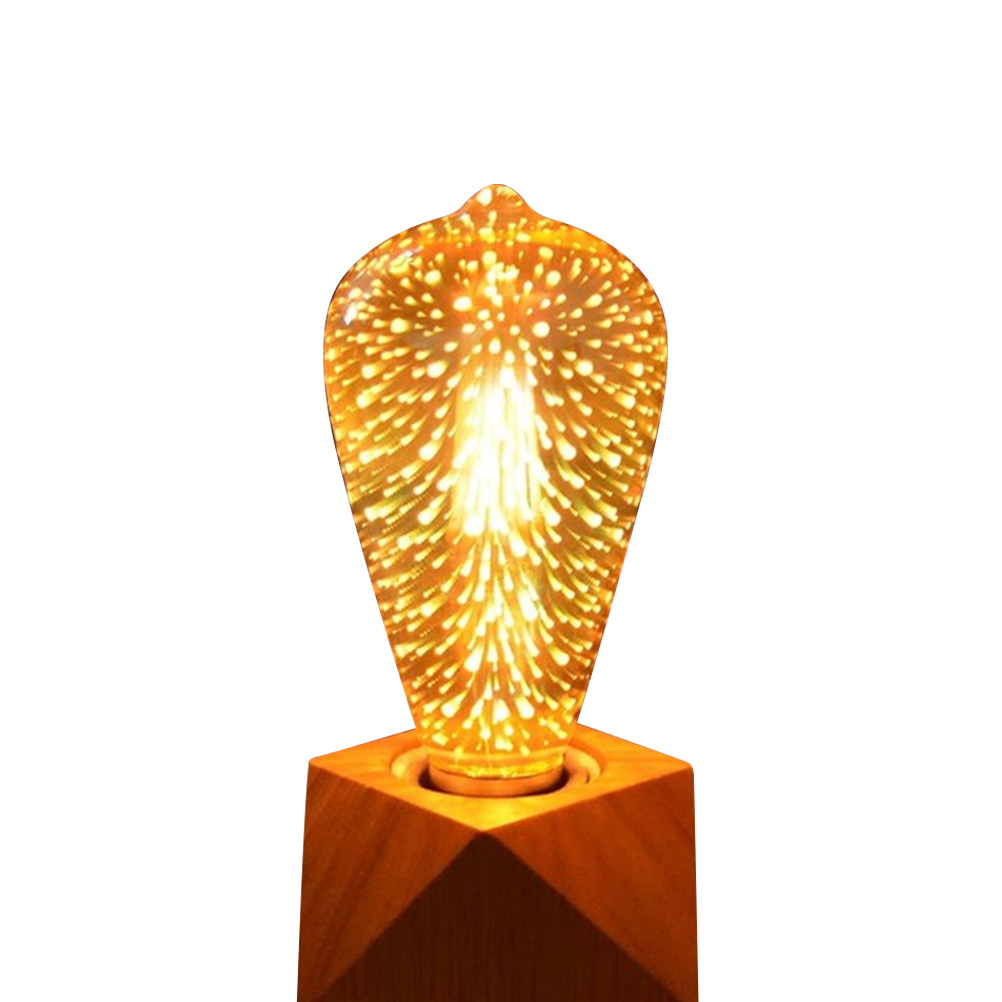 Eine dekorative Glühbirne mit Sternmuster auf einem Holzsockel. Die Glühbirne leuchtet und strahlt einen warmen, goldenen Schein aus.