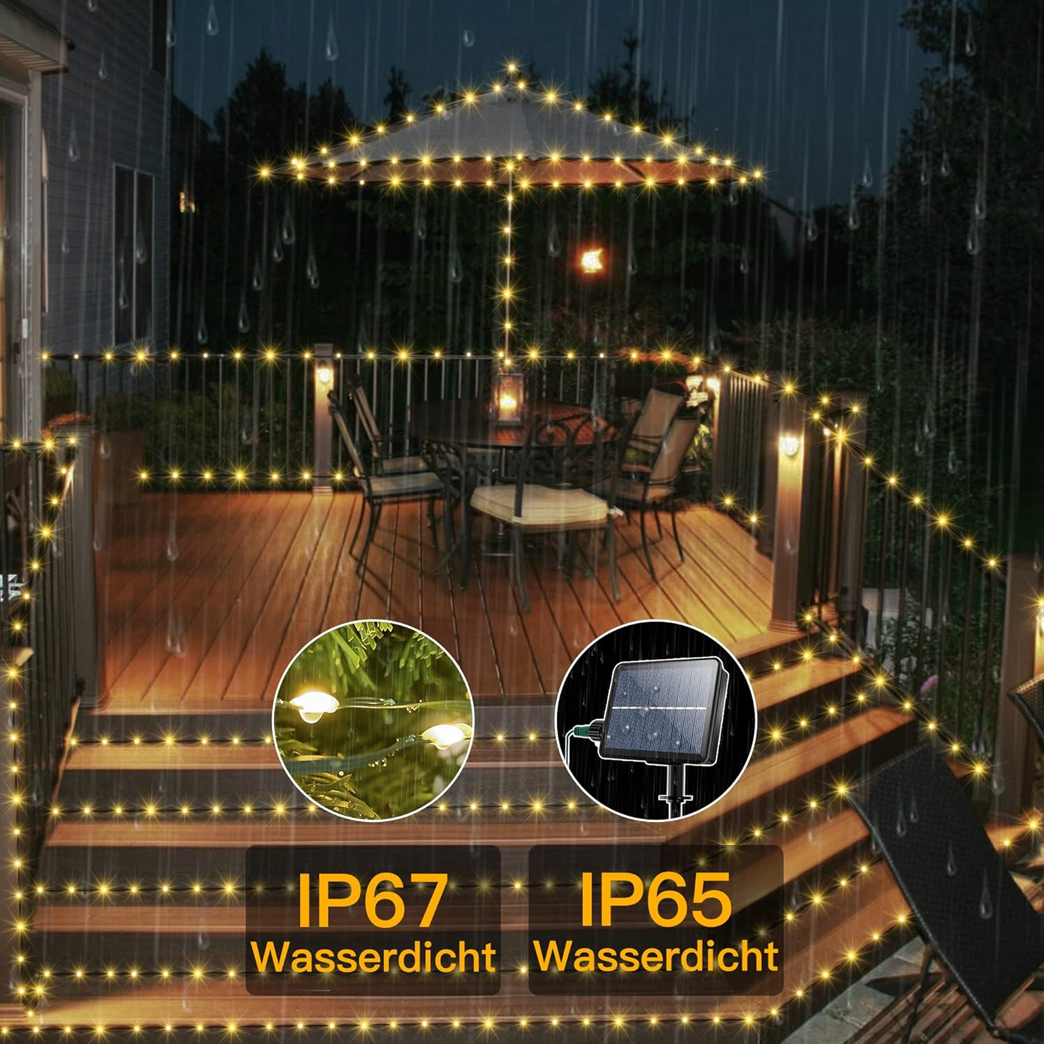 Eine Terrasse, die im Regen mit Lichterketten beleuchtet wird. Im Hintergrund ein Sonnenschirm und ein Tisch mit Stühlen.