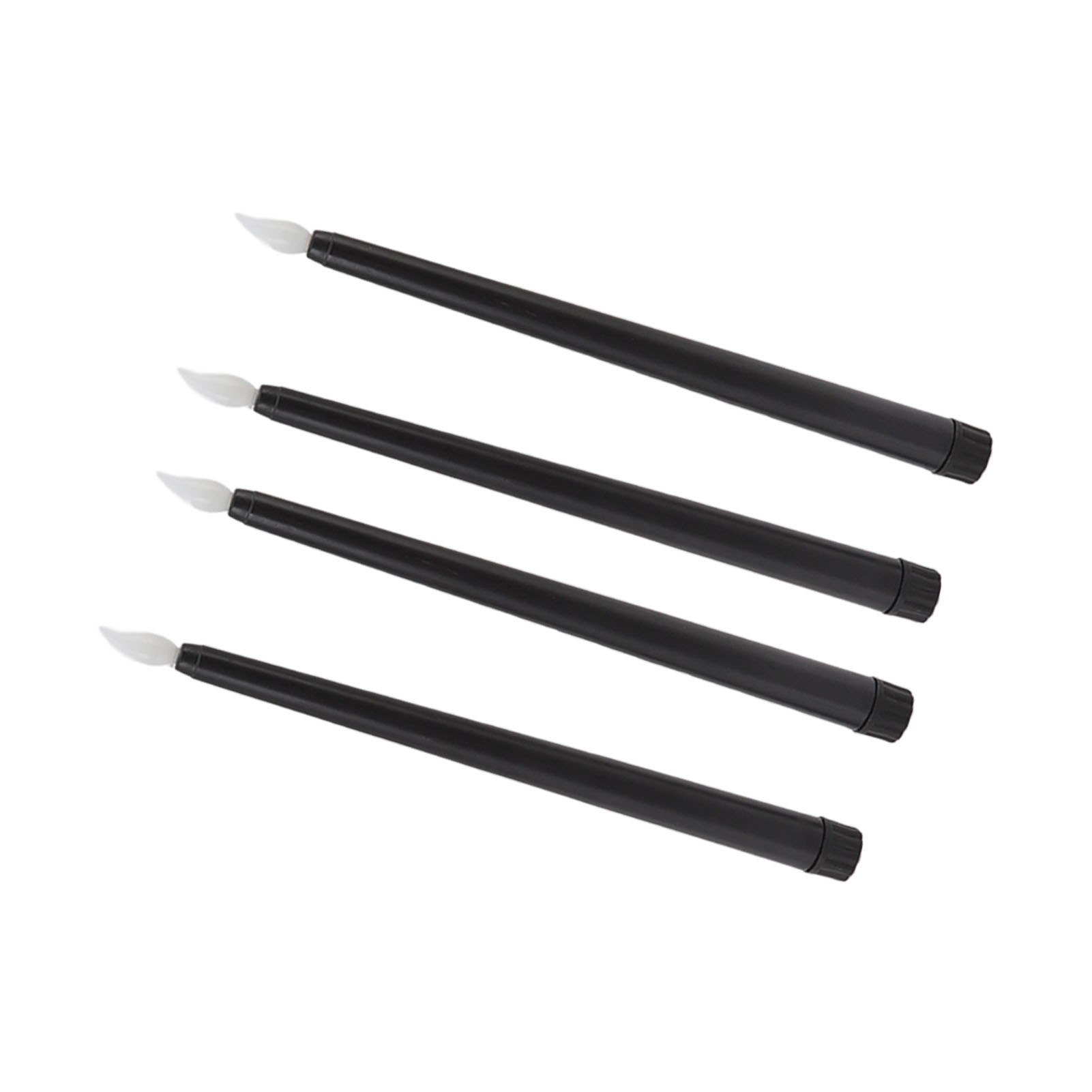 Vier schwarze, batteriebetriebene Kerzen mit weißen Flammenspitzen sind diagonal auf weißem Hintergrund angeordnet.