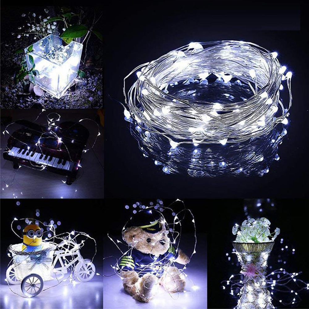 Collage von Gegenständen, die von Lichterketten beleuchtet werden: Klavier, Teddybär, Minion auf dem Fahrrad, Blumen und ein quadratischer Behälter mit Pflanzen.