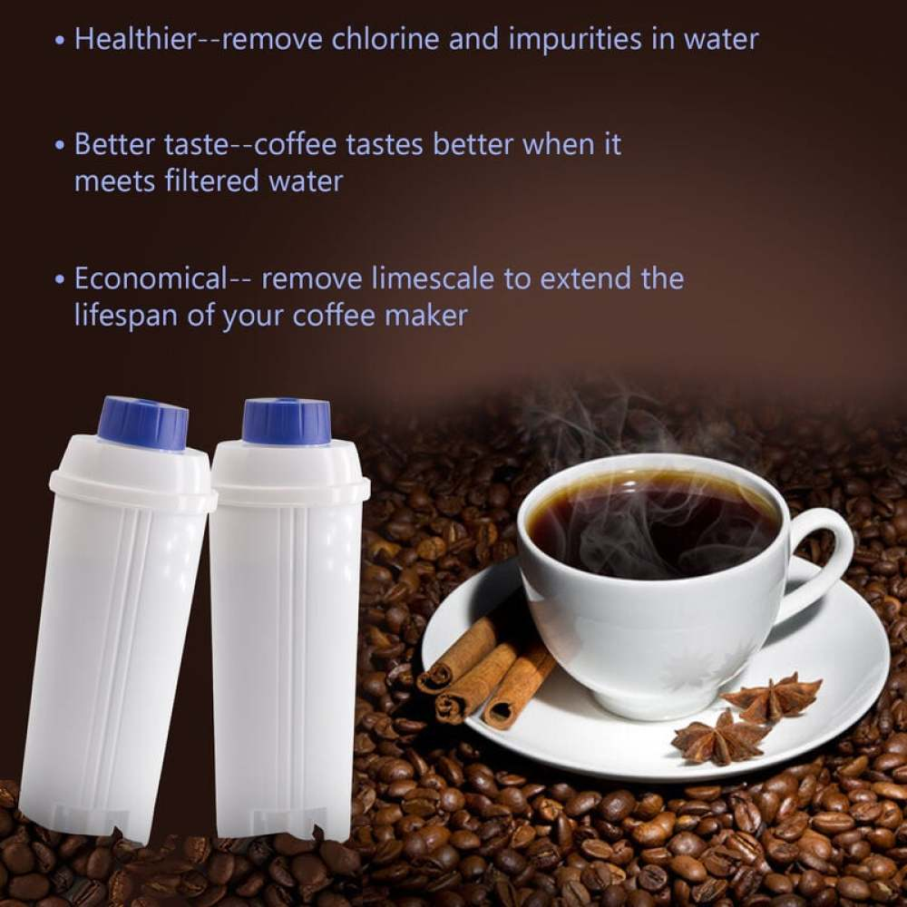 Zwei weiße Wasserfilter mit blauen Kappen, eine Tasse Kaffee mit Dampf, Zimtstangen und Sternanis auf Kaffeebohnen.