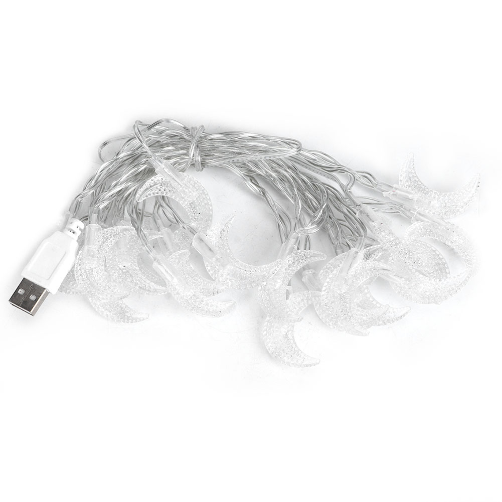 Lichterkette aus klaren Halbmonden mit USB-Anschluss, vor weißem Hintergrund.
