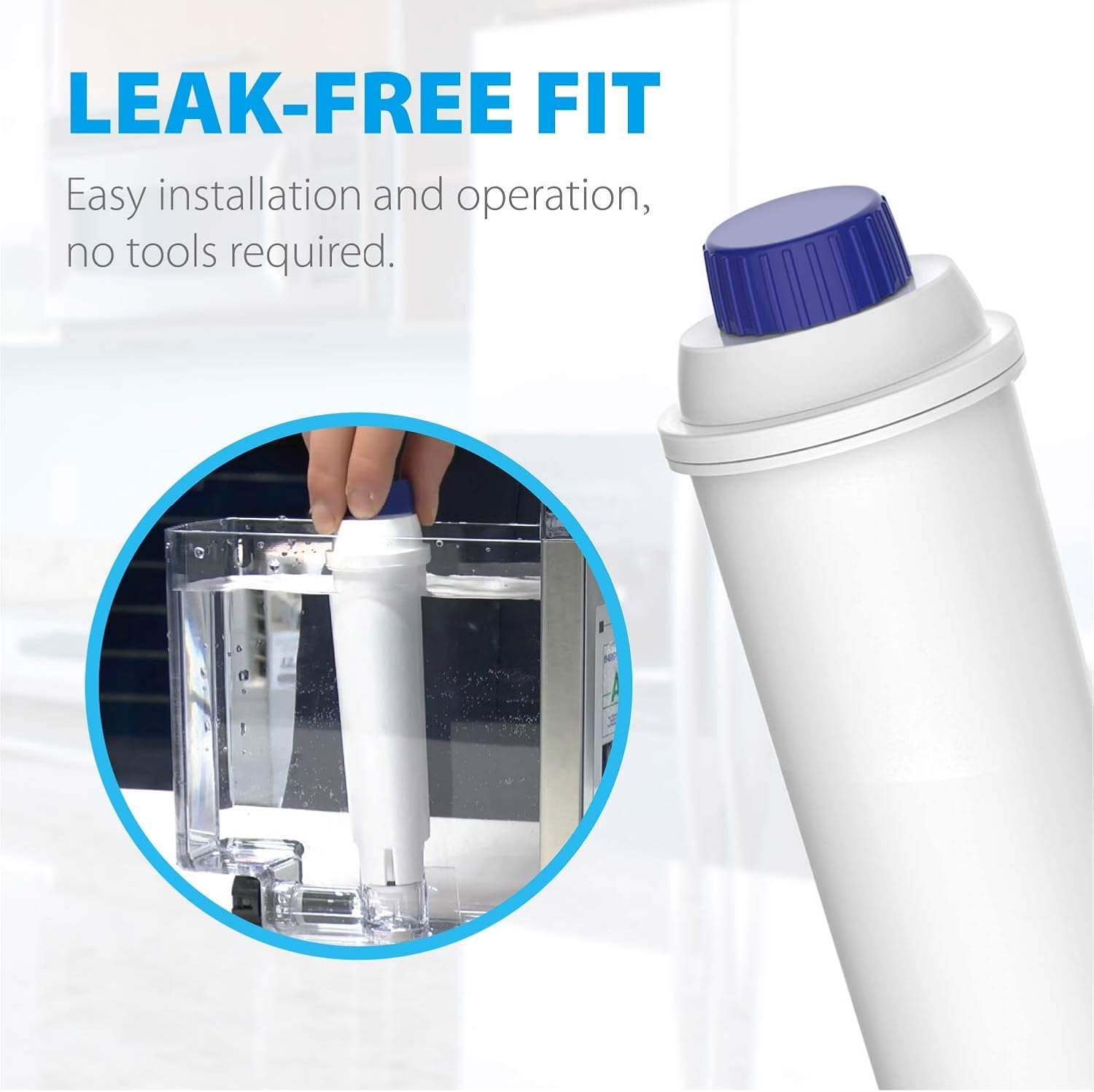 Ein weißer Wasserfilter mit blauem Deckel wird in einen transparenten Behälter mit Wasser eingesetzt. Der Text lautet 'Leak-Free Fit'.