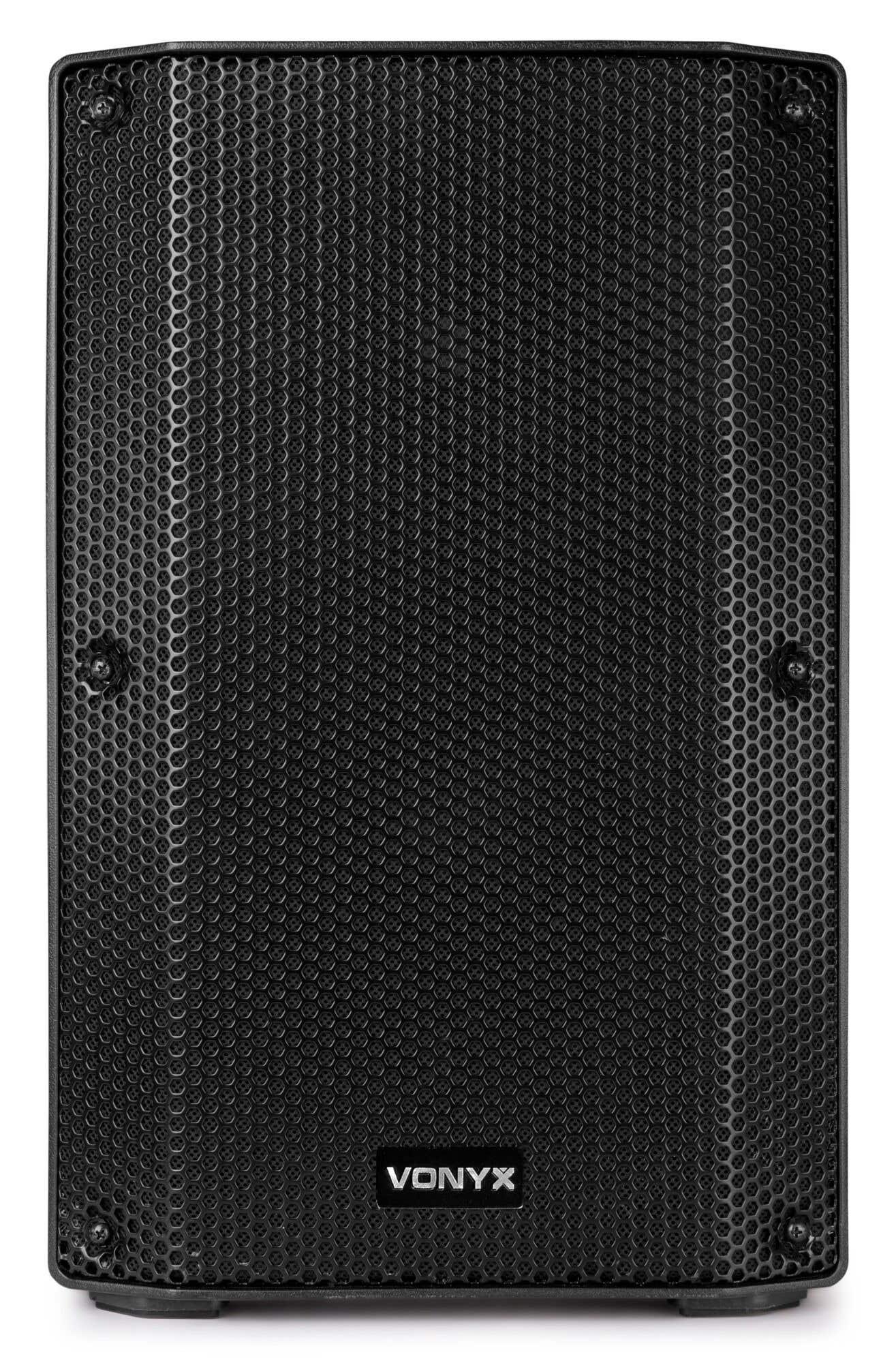 Un altavoz negro con una rejilla metálica perforada. La marca VONYX es visible. El altavoz tiene forma rectangular.