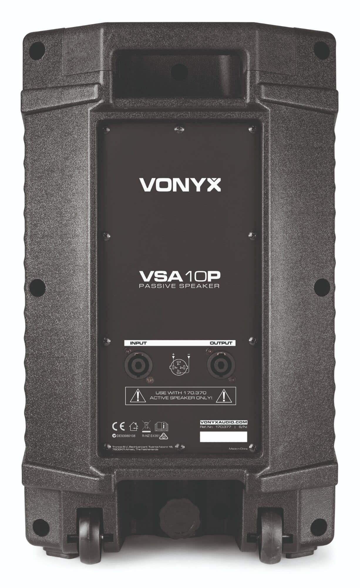 Altavoz pasivo Vonyx VSA10P negro. Con puertos de entrada/salida, señales de advertencia y ruedas. Marca y modelo visibles.