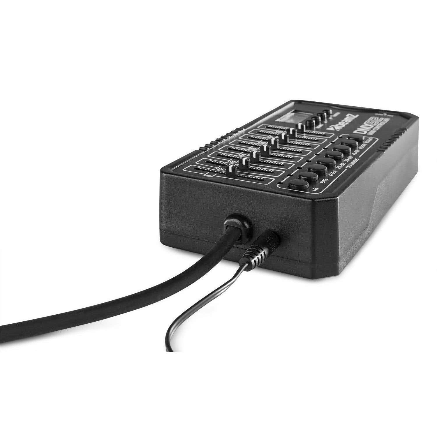 Un panel de control negro con deslizadores, botones y una pantalla. Hay cables enchufados en el lateral.