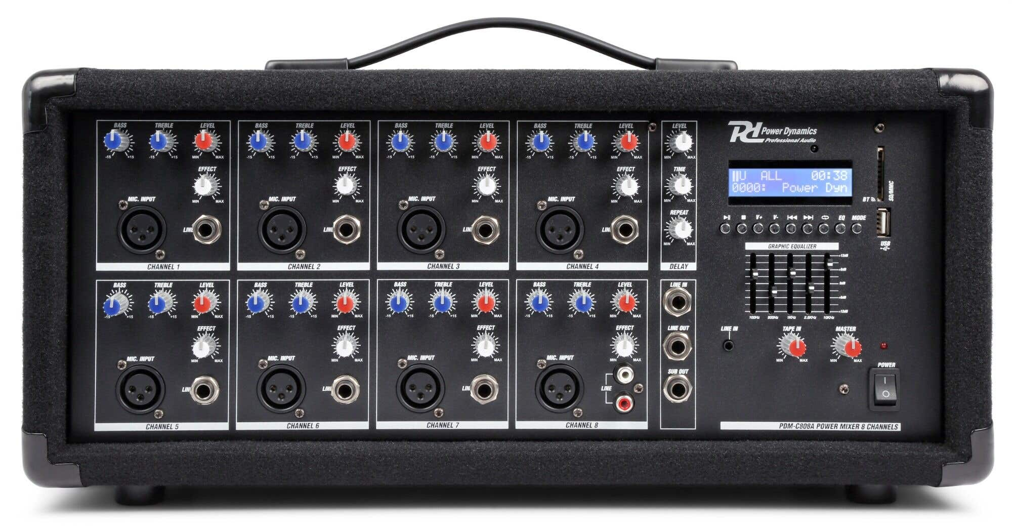 Mezclador de audio negro con perillas, botones y pantalla. Los canales están etiquetados. El logotipo de Power Dynamics está a la derecha.