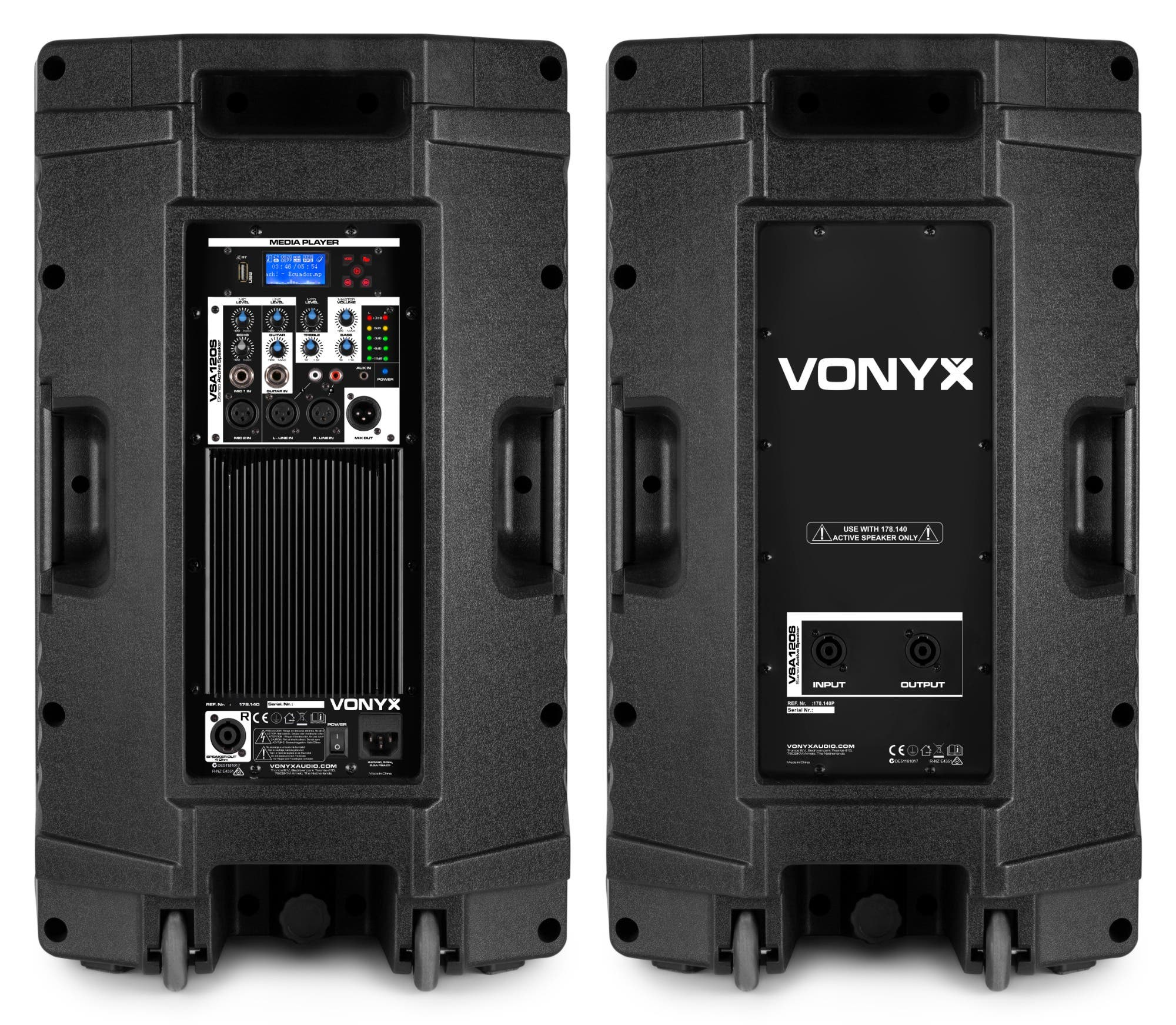 Dos altavoces negros con controles y ruedas. Uno tiene el logotipo de VONYX, el otro controles de reproductor multimedia.