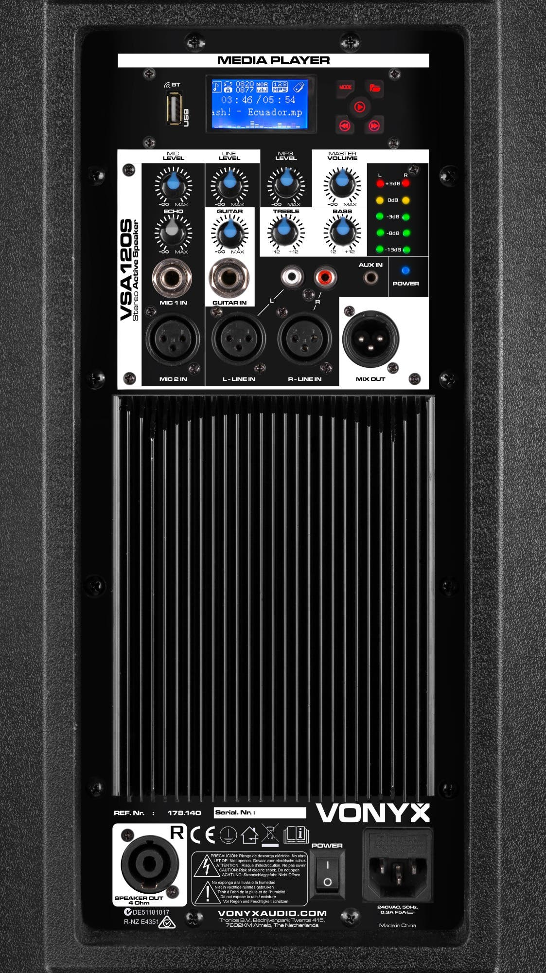Altavoz negro con controles, pantalla y botón de encendido. Tiene entradas para micro y guitarra.