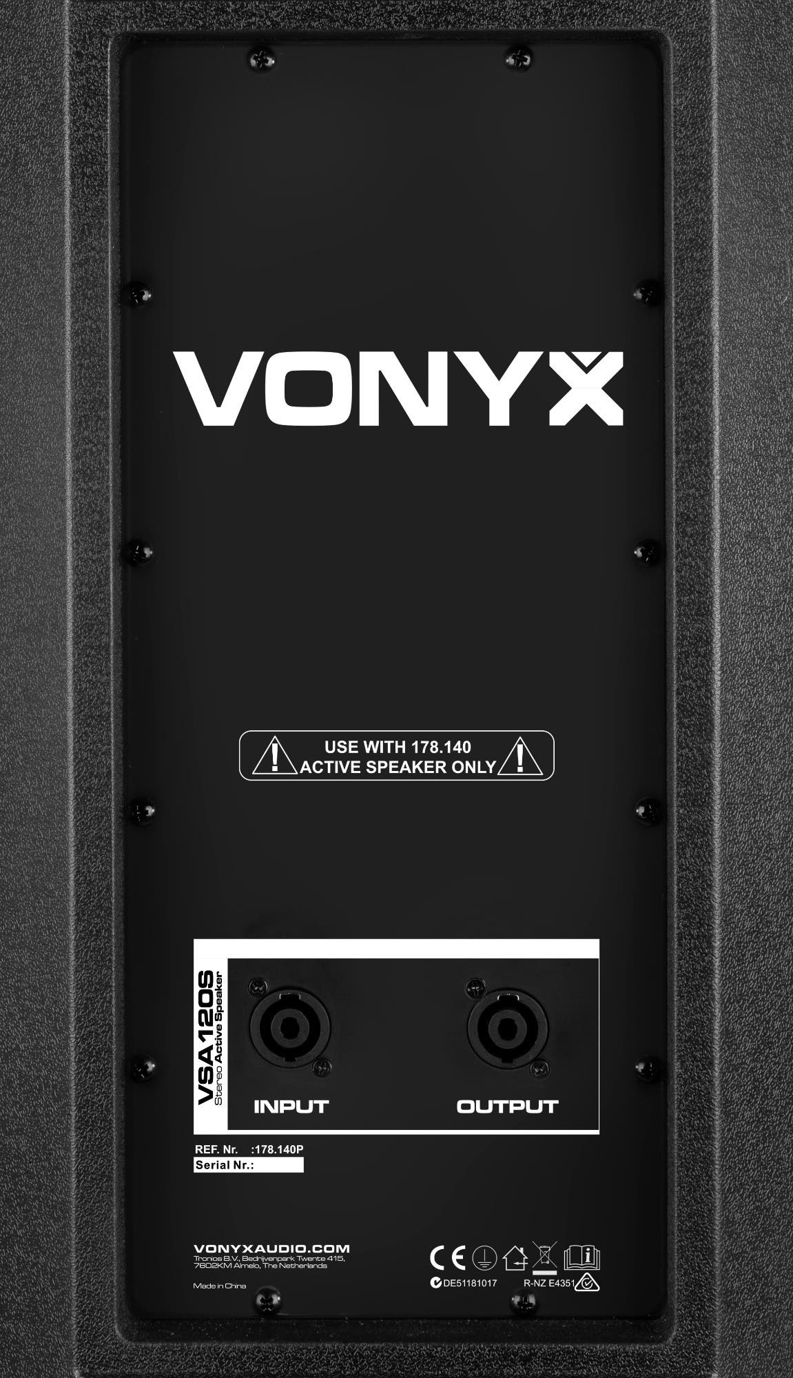 Panel negro de altavoz con el logo VONYX, puertos de entrada y salida, y advertencia para altavoces activos.