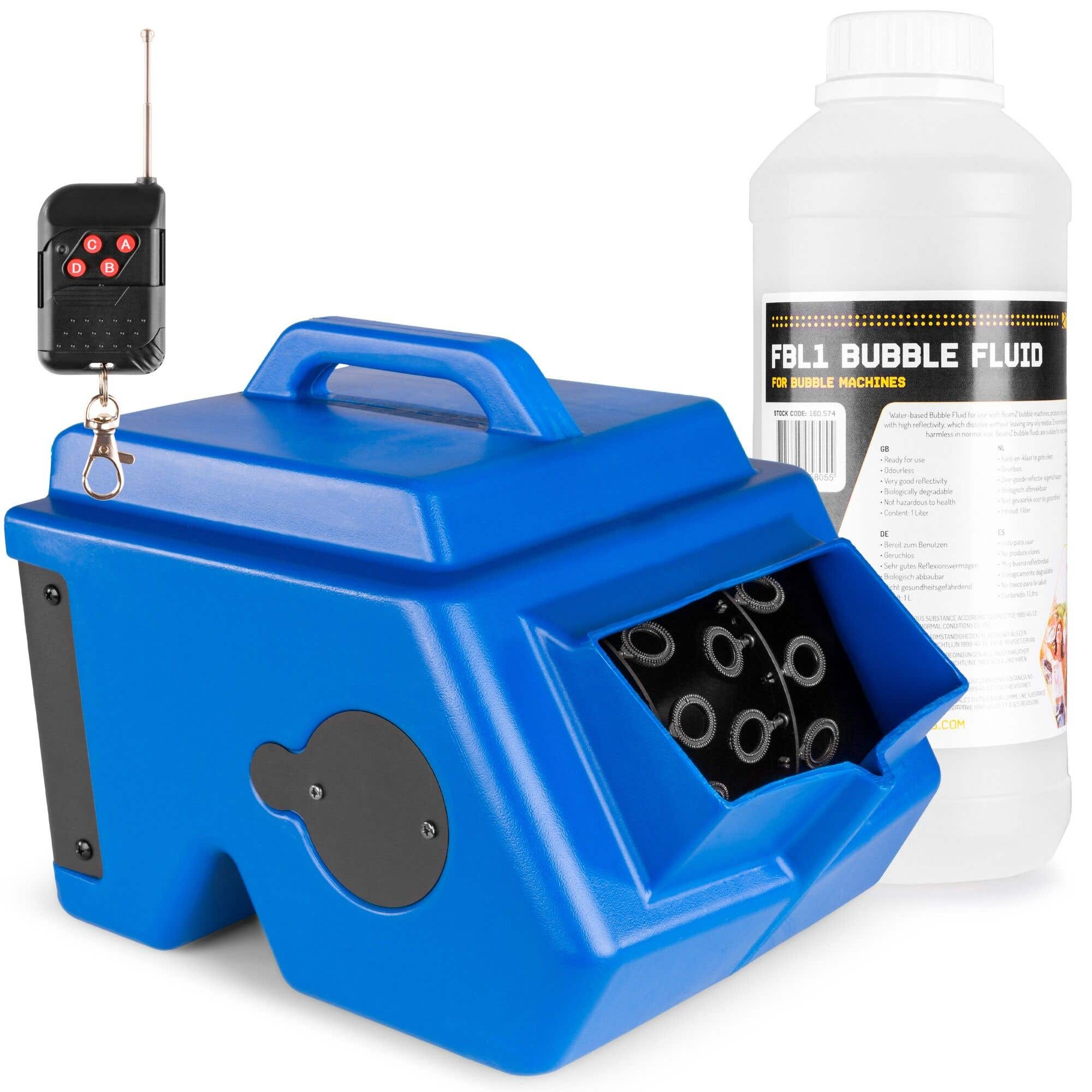Una máquina de burbujas azul y una botella de líquido de burbujas sobre fondo blanco. Un control remoto a la izquierda.