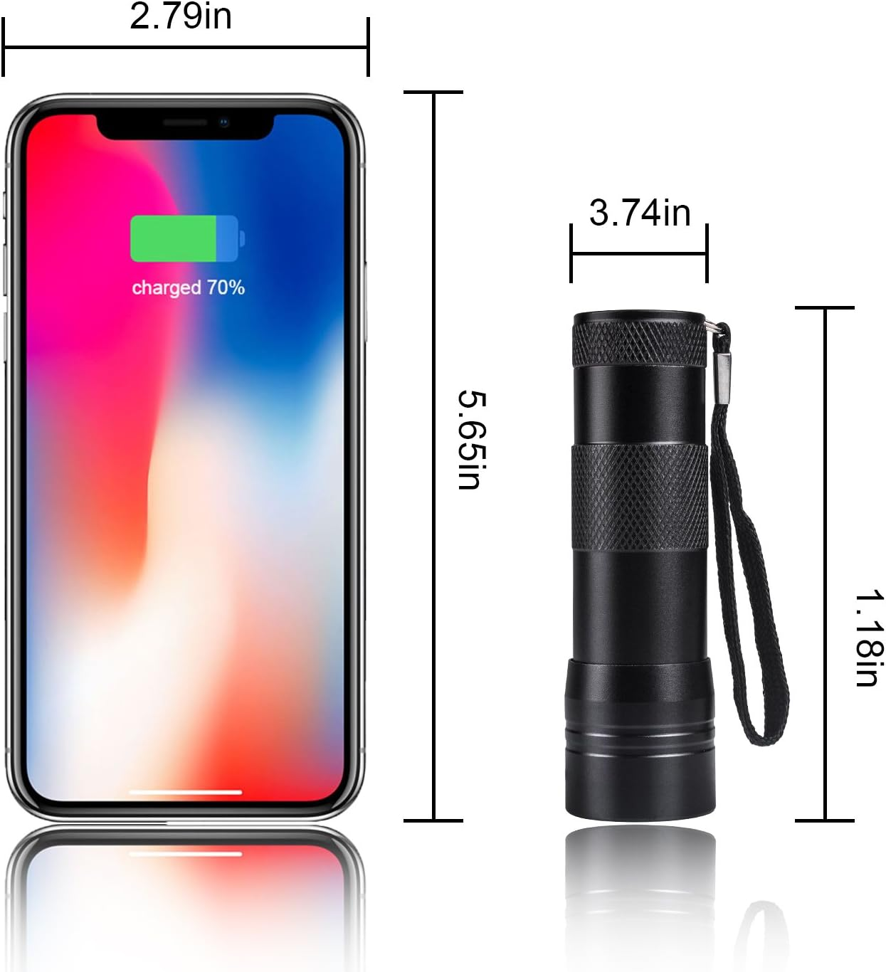 Ein Smartphone und eine schwarze Taschenlampe stehen nebeneinander. Das Telefon zeigt einen Ladebildschirm an. Abmessungen sind angegeben.