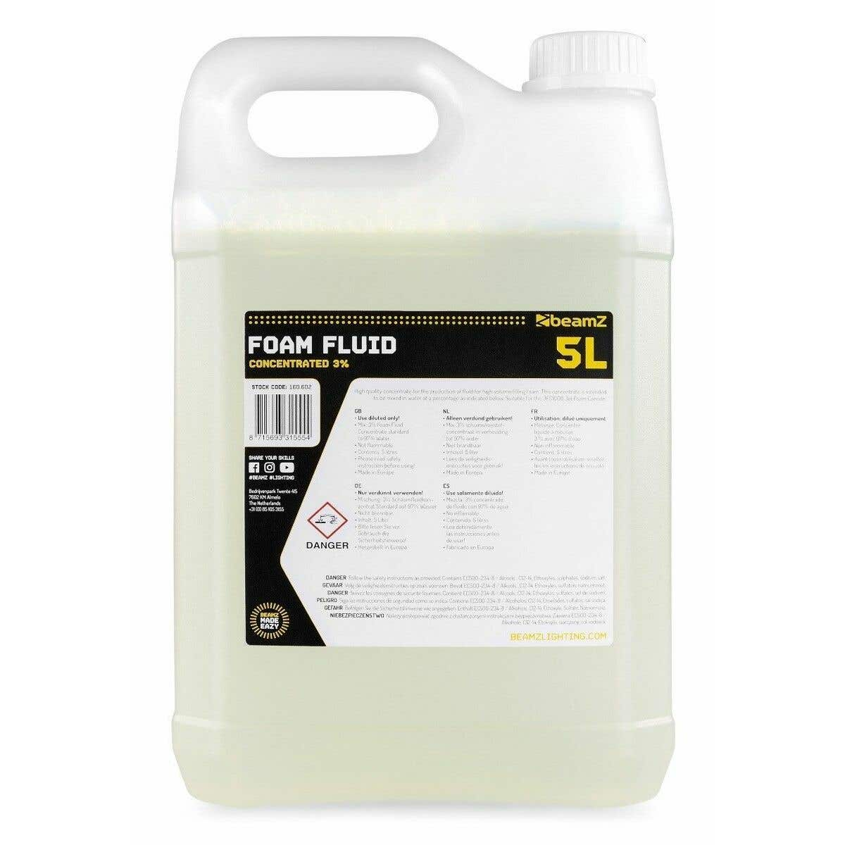 Contenedor plástico blanco de líquido espumante. Texto: 'FOAM FLUID CONCENTRATED 3% 5L'.