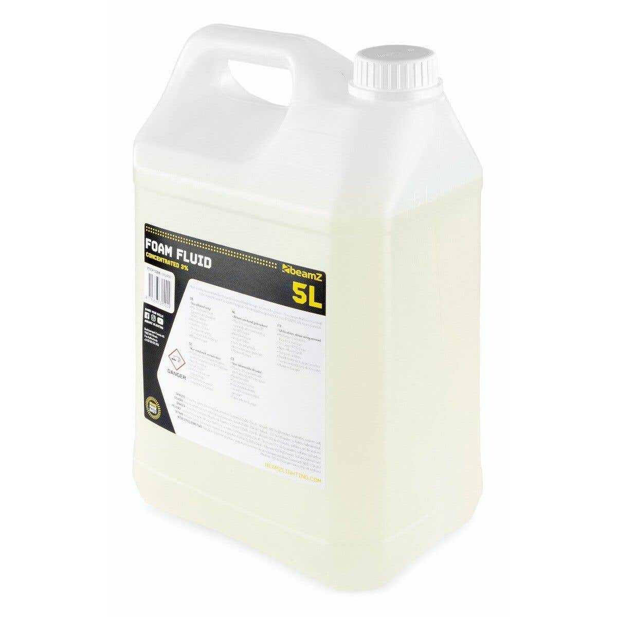 Un contenedor blanco de 5L de líquido espumante. El texto en el contenedor dice 'Foam Fluid Concentrated 5%', 'beamz' y 'Danger'.